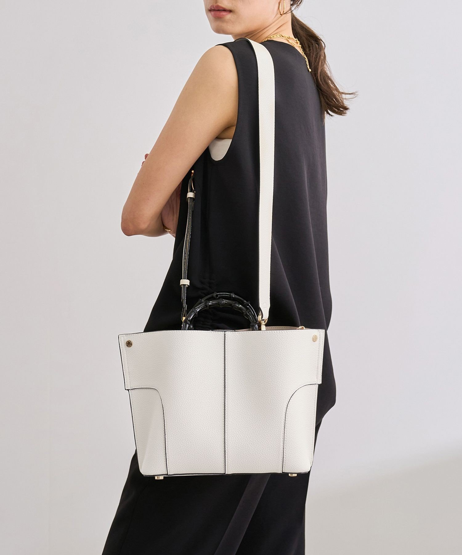 【ロペ/ROPE'】の【E POR】BAMBOO BAG Medium【超軽量】【25AW】 インテリア・キッズ・メンズ・レディースファッション・服の通販 founy(ファニー) 　ファッション　Fashion　レディースファッション　Ladies' Fashion Online　コンパクト　Compact　軽量　Lightweight　ショルダー　Shoulder　スエード　Suede　ハンドバッグ　Handbag　ハーフ　Half　フォルム　Form　ボンディング　Bonding　ラップ　Wrap　おすすめ　Recommend　エレガント 上品　Elegant　ビジネス 仕事 通勤　Business　2025年　2025　オフホワイト(15)|ID: prp329100004592610 ipo3291000000032605800
