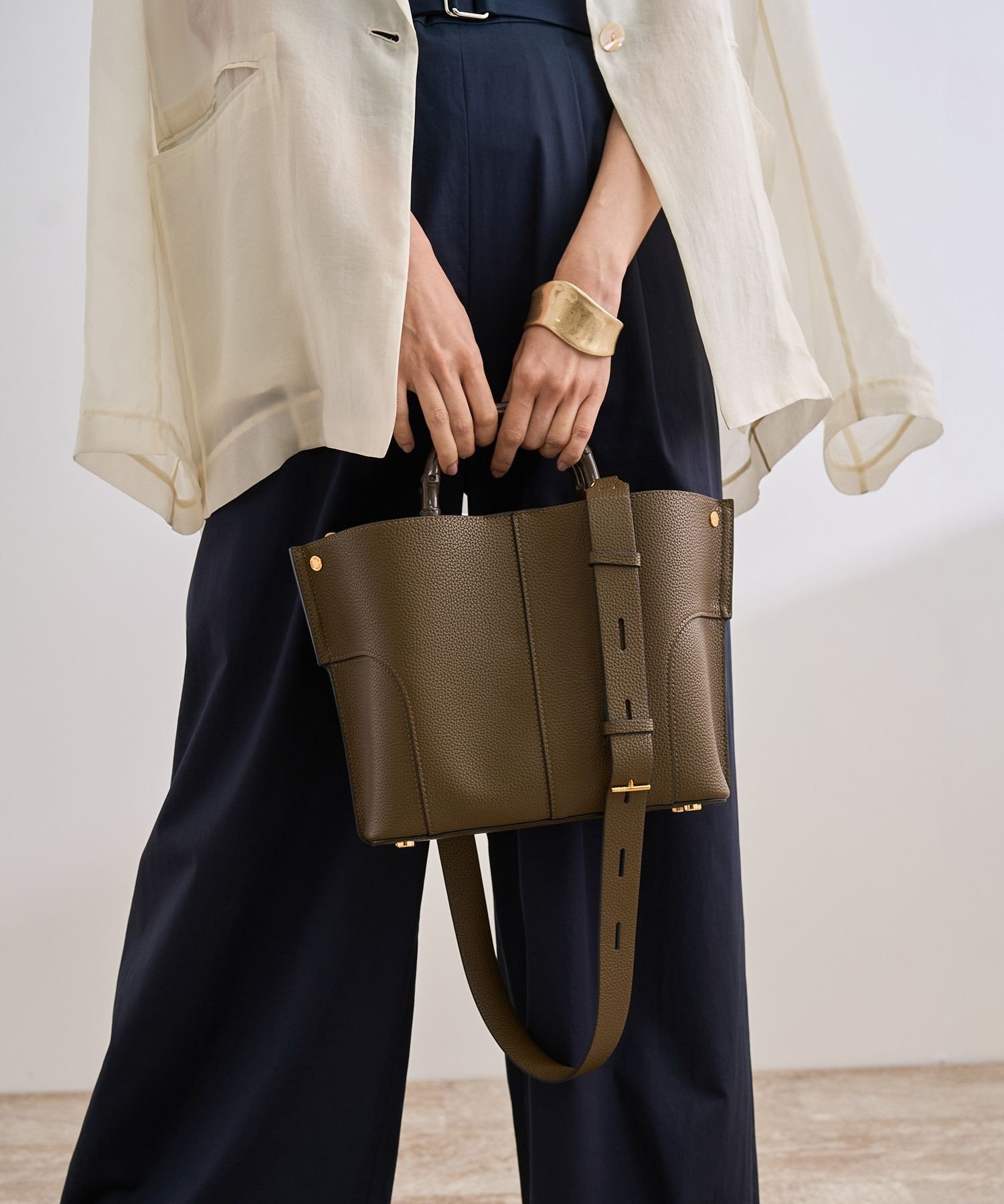 【ロペ/ROPE'】の【E POR】BAMBOO BAG Medium【超軽量】【25AW】 インテリア・キッズ・メンズ・レディースファッション・服の通販 founy(ファニー) 　ファッション　Fashion　レディースファッション　Ladies' Fashion Online　コンパクト　Compact　軽量　Lightweight　ショルダー　Shoulder　スエード　Suede　ハンドバッグ　Handbag　ハーフ　Half　フォルム　Form　ボンディング　Bonding　ラップ　Wrap　おすすめ　Recommend　エレガント 上品　Elegant　ビジネス 仕事 通勤　Business　2025年　2025　カーキ(36)|ID: prp329100004592610 ipo3291000000032605804