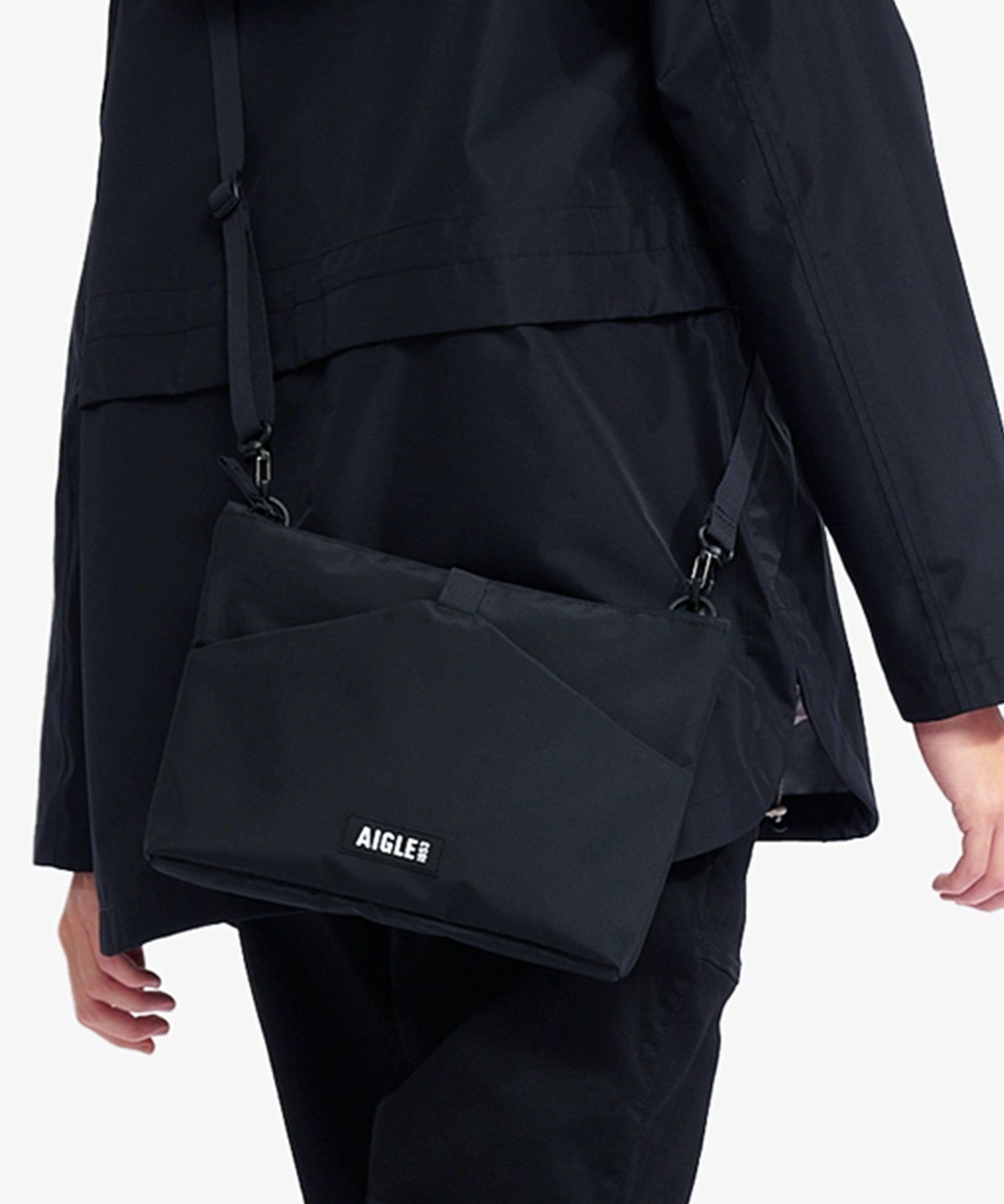 【エーグル/AIGLE】の撥水 サコッシュ ショルダーバッグ インテリア・キッズ・メンズ・レディースファッション・服の通販 founy(ファニー) 　ファッション　Fashion　レディースファッション　Ladies' Fashion Online　バッグ　Bag　コンパクト　Compact　スリーブ　Sleeve　フロント　Front　ポケット　Pocket　ブラック|ID: prp329100004592617 ipo3291000000032605920