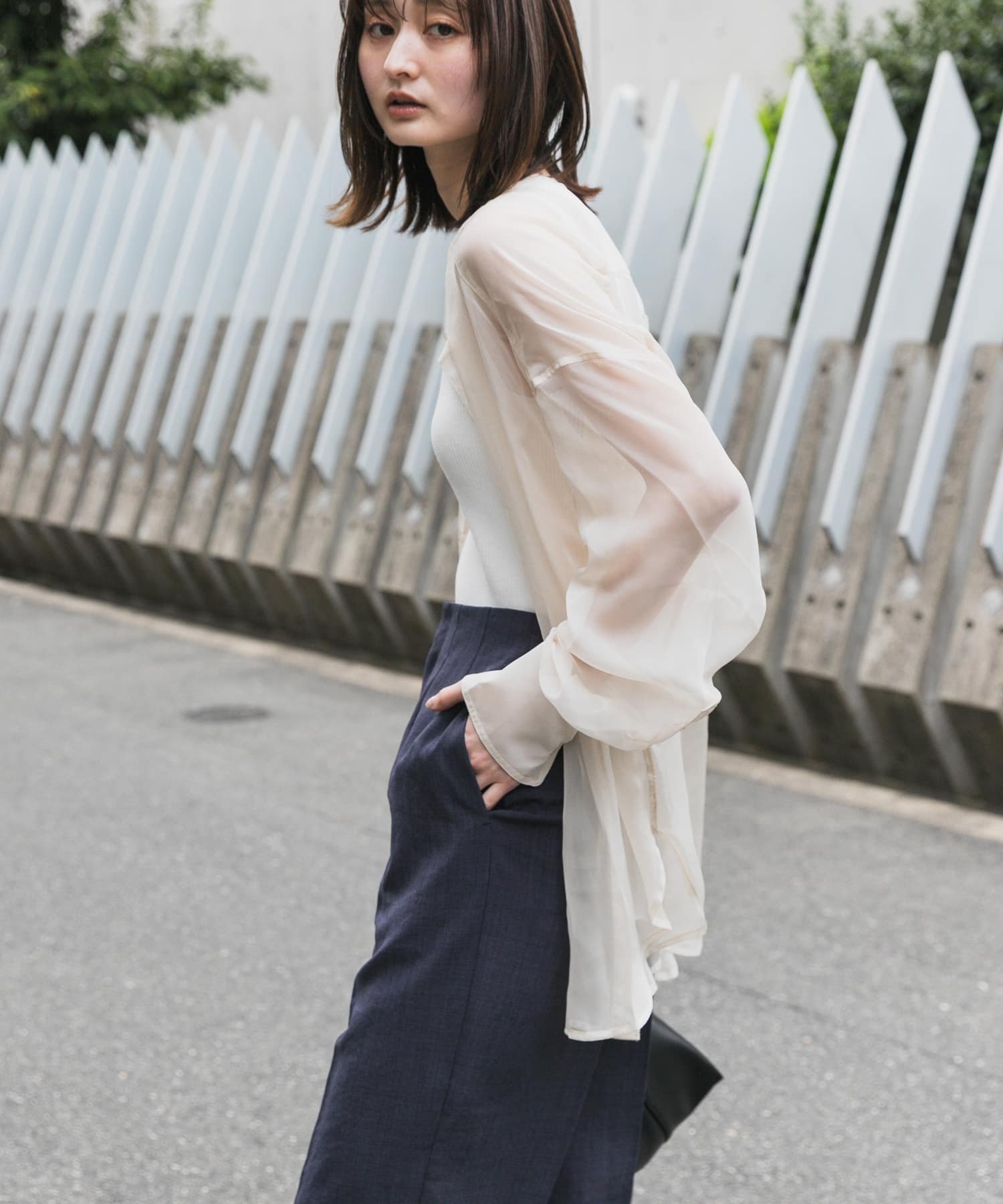 【センスオブプレイス/SENSE OF PLACE by URBAN RESEARCH】の『一部WEB限定カラー』バンドカラーシャンブレーシアーシャツ インテリア・キッズ・メンズ・レディースファッション・服の通販 founy(ファニー) 　ファッション　Fashion　レディースファッション　Ladies' Fashion Online　トップス・カットソー　Tops/Tshirt　シャツ/ブラウス　Shirts/Blouses　2025年　2025　2025春夏・S/S　Ss,Spring/Summer,2025　キャミソール　Camisole　タンク　Tank　夏　Summer　春　Spring　S/S・春夏　Ss・Spring/Summer　IVORY|ID: prp329100004592854 ipo3291000000032609213