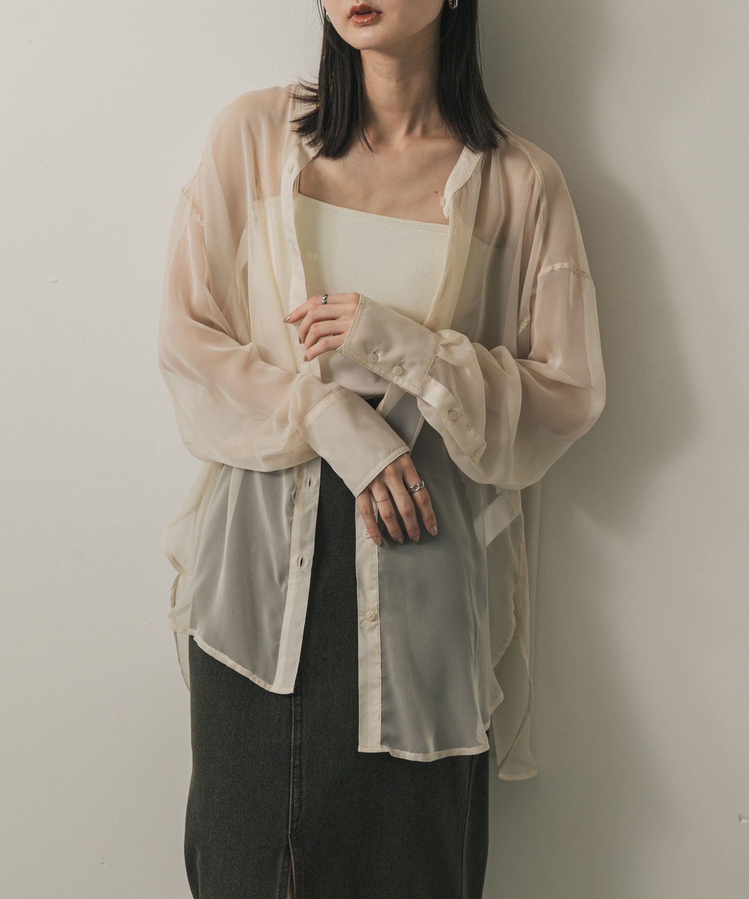 【センスオブプレイス/SENSE OF PLACE by URBAN RESEARCH】のバンドカラーシャンブレーシアーシャツ インテリア・キッズ・メンズ・レディースファッション・服の通販 founy(ファニー) 　ファッション　Fashion　レディースファッション　Fashion for Women　トップス・カットソー　Cut & Sew Tops　シャツ・ブラウス・オフィスカジュアル　Elegant Blouses & Button-Ups　2025年　2025　2025春夏・S/S　Spring/Summer 2025 SS25　キャミソール　Camisole, Spaghetti Strap Top　タンク　Tank Top, Sleeveless Top　夏　Summer　春　Spring　S/S・春夏　SS, Spring/Summer, Warm Season　IVORY|ID: prp329100004592854 ipo3291000000033553228