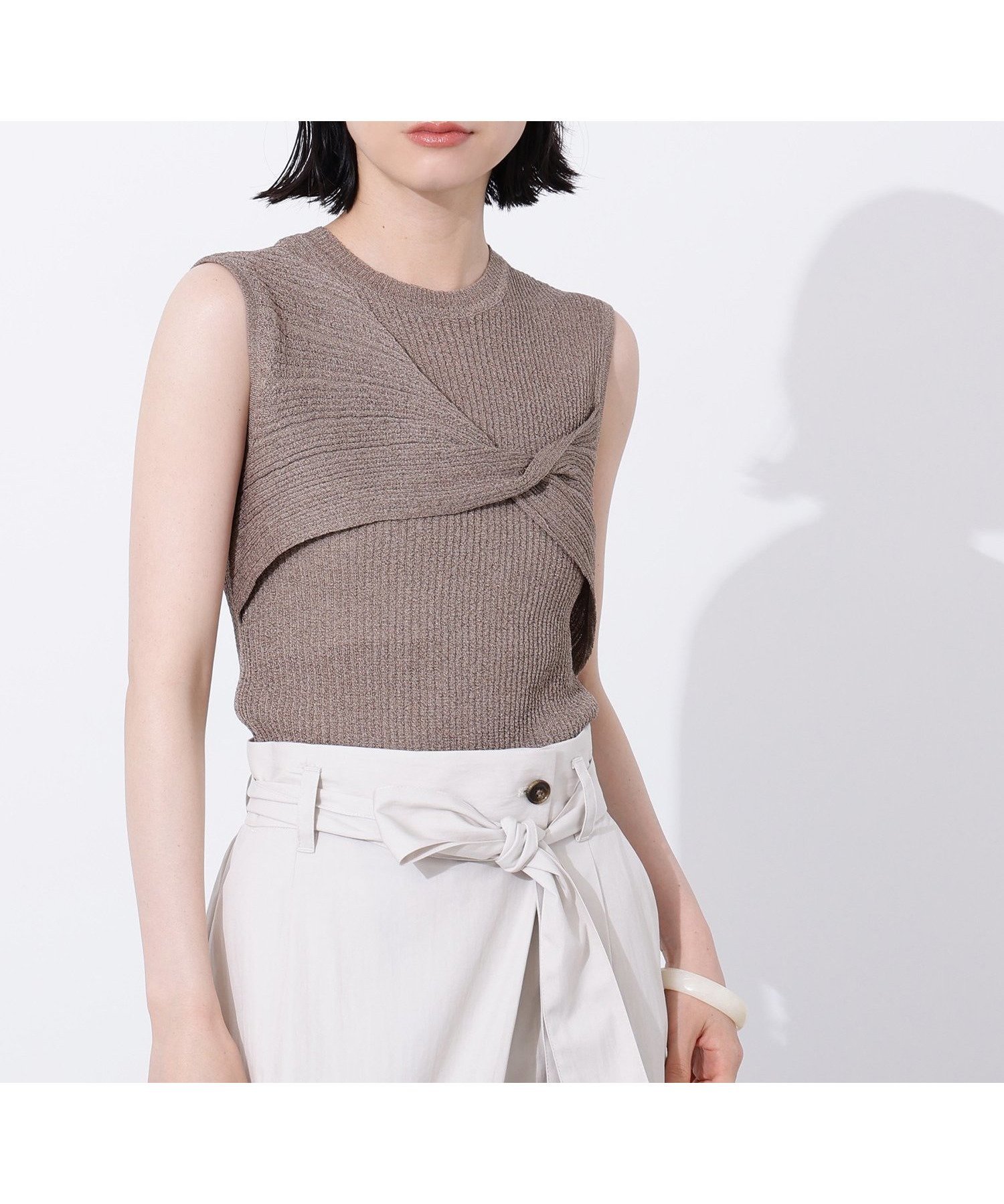 【エヌ ナチュラルビューティーベーシック/N.Natural Beauty basic】のフロントツイストリブニット インテリア・キッズ・メンズ・レディースファッション・服の通販 founy(ファニー) 　ファッション　Fashion　レディースファッション　Ladies' Fashion Online　トップス・カットソー　Tops/Tshirt　ニット　Knit Tops　アシンメトリー　Asymmetry　シアー　Sheer　シンプル　Simple　ツイスト　Twist　ノースリーブ　No Sleeve　リブニット　Rib Knit　ベージュ|ID: prp329100004592858 ipo3291000000032609252