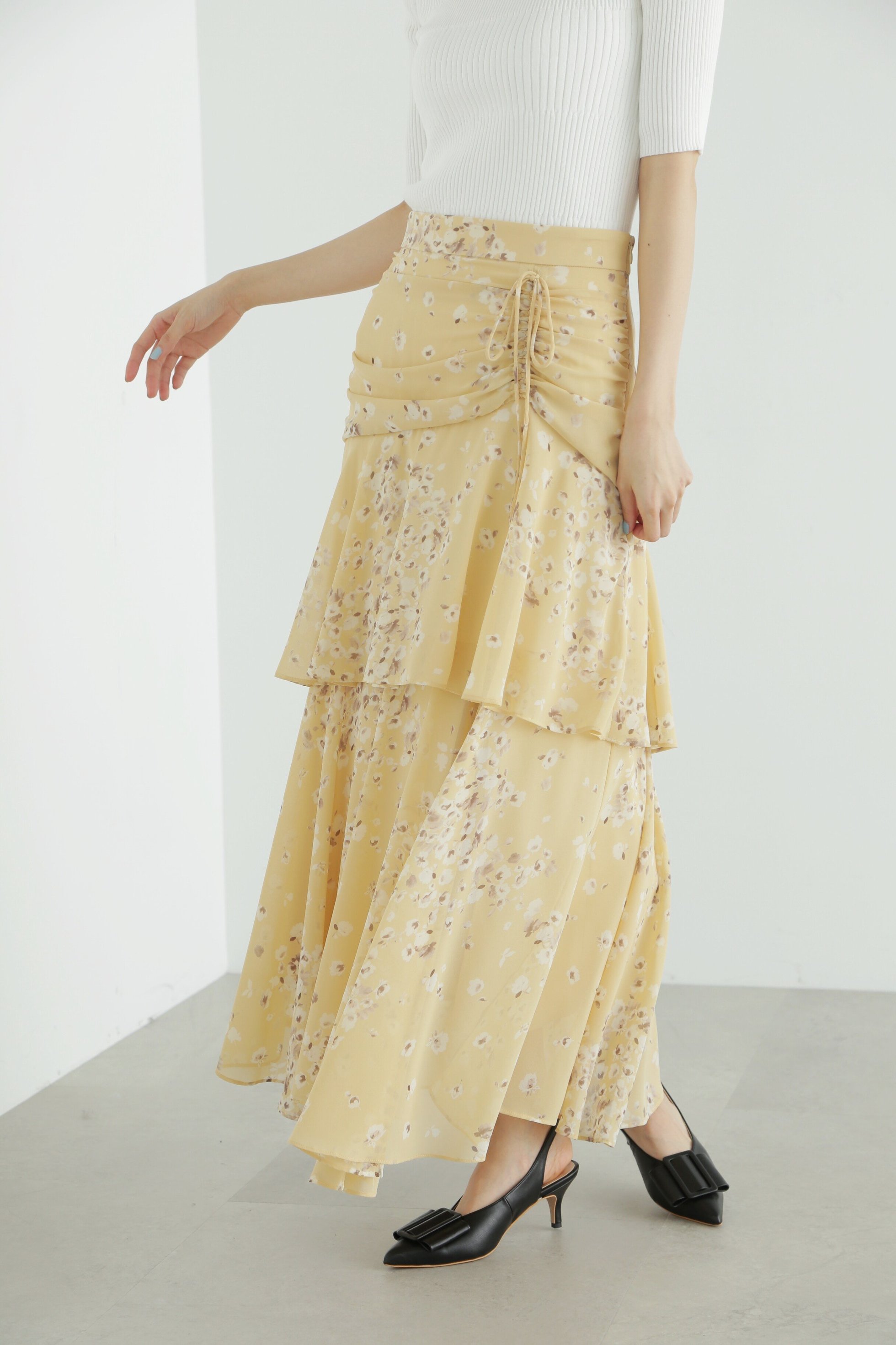 【ジルスチュアート/JILL STUART】のモノトーンフラワースカート 人気、トレンドファッション・服の通販 founy(ファニー) 　ファッション　Fashion　レディースファッション　Fashion for Women　スカート　Skirts　イエロー　Yellow　シフォン　Chiffon, Lightweight Fabric　スリット　Slit, Slit Detail　トレンド　Trend, Trending Now　ドローストリング　Drawstring, Pull Cord　フェミニン　Feminine, Girly　フレア　Flare, Flared　プリント　Print, Printed Pattern　モノトーン　Monotone, Black and White　 other-1|ID: prp329100004593723 ipo3291000000032622389