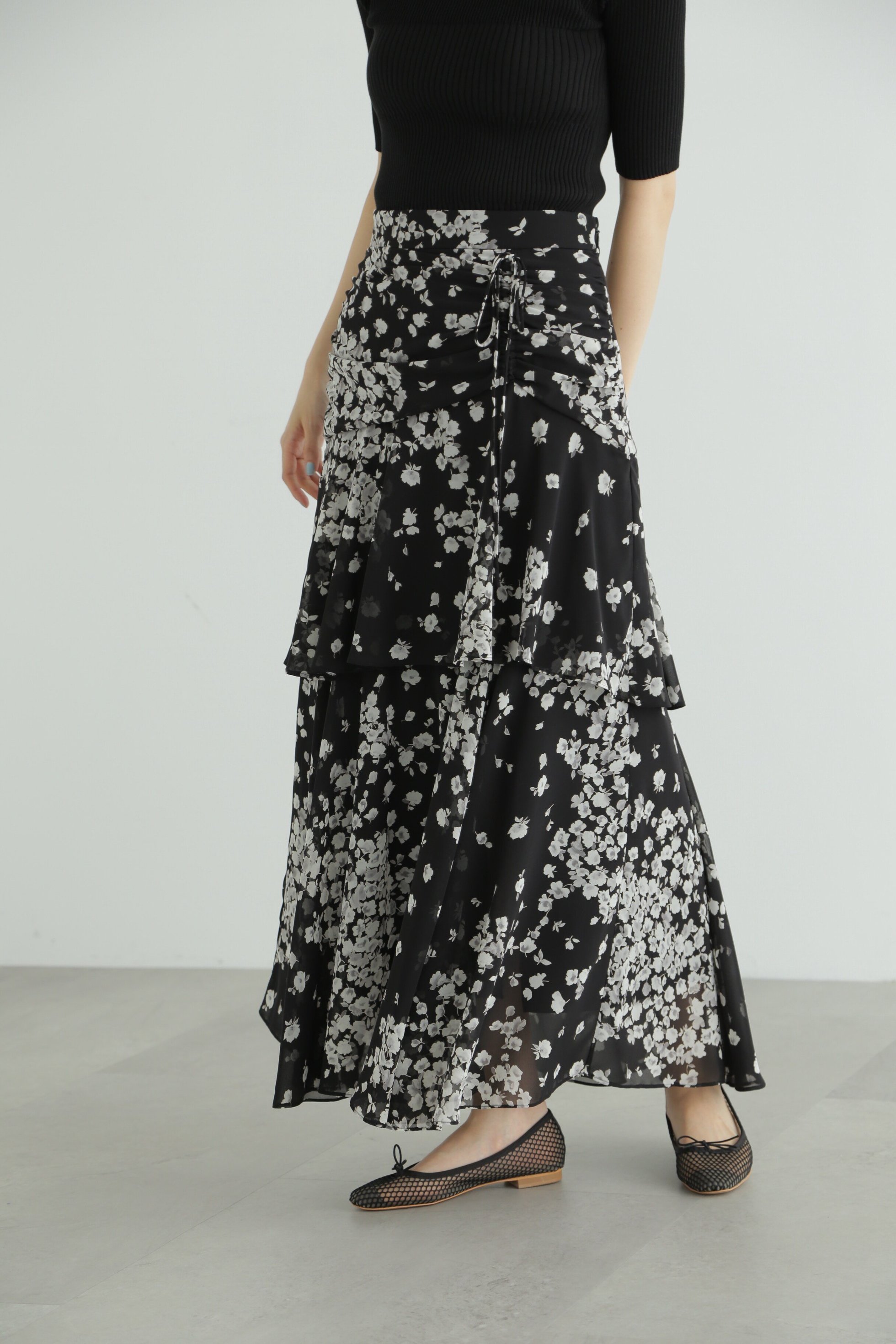 【ジルスチュアート/JILL STUART】のモノトーンフラワースカート インテリア・キッズ・メンズ・レディースファッション・服の通販 founy(ファニー) 　ファッション　Fashion　レディースファッション　Fashion for Women　スカート　Skirts　イエロー　Yellow　シフォン　Chiffon, Lightweight Fabric　スリット　Slit, Slit Detail　トレンド　Trend, Trending Now　ドローストリング　Drawstring, Pull Cord　フェミニン　Feminine, Girly　フレア　Flare, Flared　プリント　Print, Printed Pattern　モノトーン　Monotone, Black and White　KOHL|ID: prp329100004593723 ipo3291000000032622396