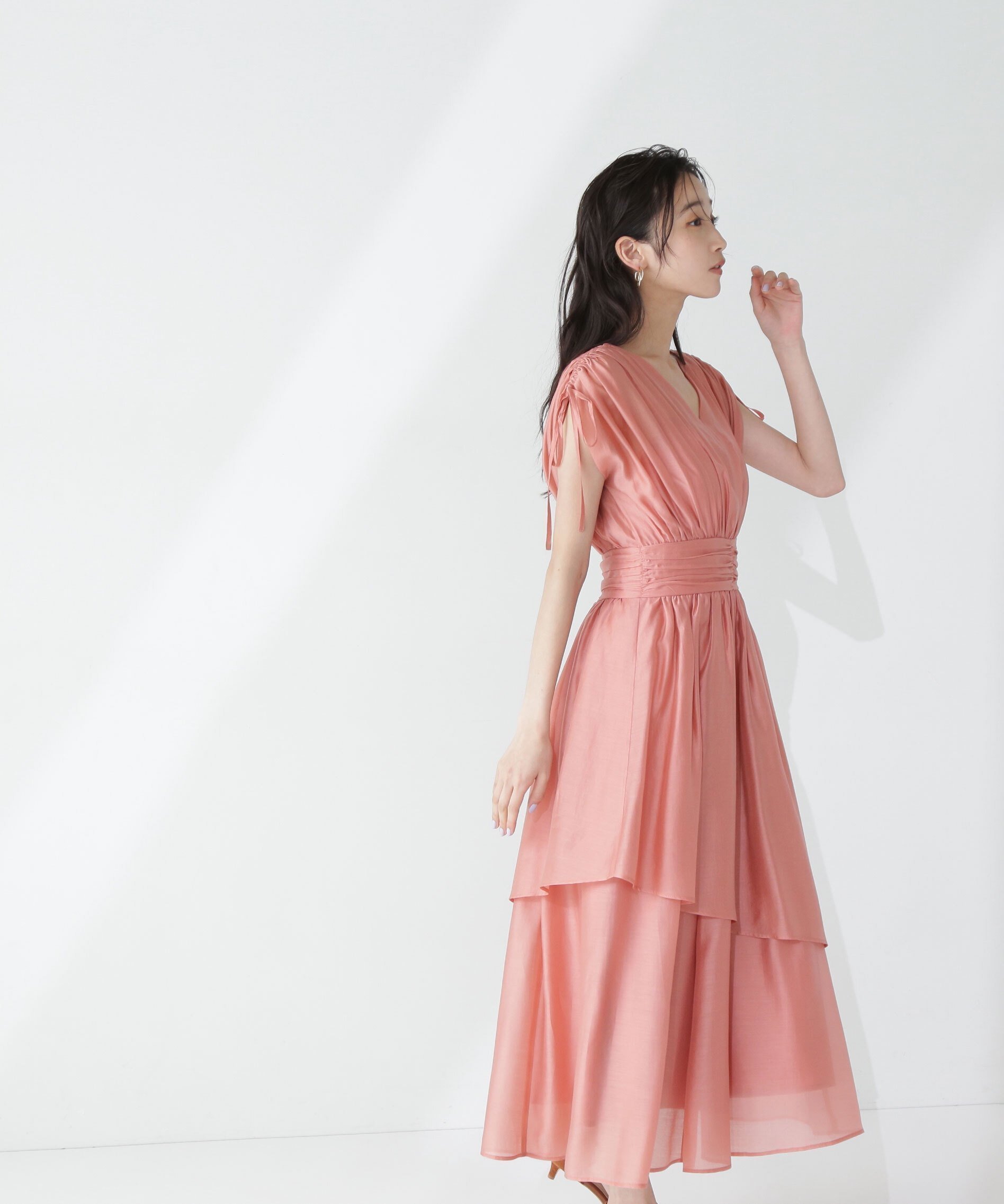 【ナチュラル ビューティー ベーシック/NATURAL BEAUTY BASIC】のVネックティアードワンピース インテリア・キッズ・メンズ・レディースファッション・服の通販 founy(ファニー) 　ファッション　Fashion　レディースファッション　Fashion for Women　ワンピース　Dresses　アシンメトリー　Asymmetrical Style　ギャザー　Gathered, Ruffled　シアー　Sheer, See-Through　ティアードワンピース　Tiered Dress, Flared Dress　ドローストリング　Drawstring, Pull Cord　フェミニン　Feminine, Girly　リボン　Ribbon, Bow　コーラル|ID: prp329100004593780 ipo3291000000033173194