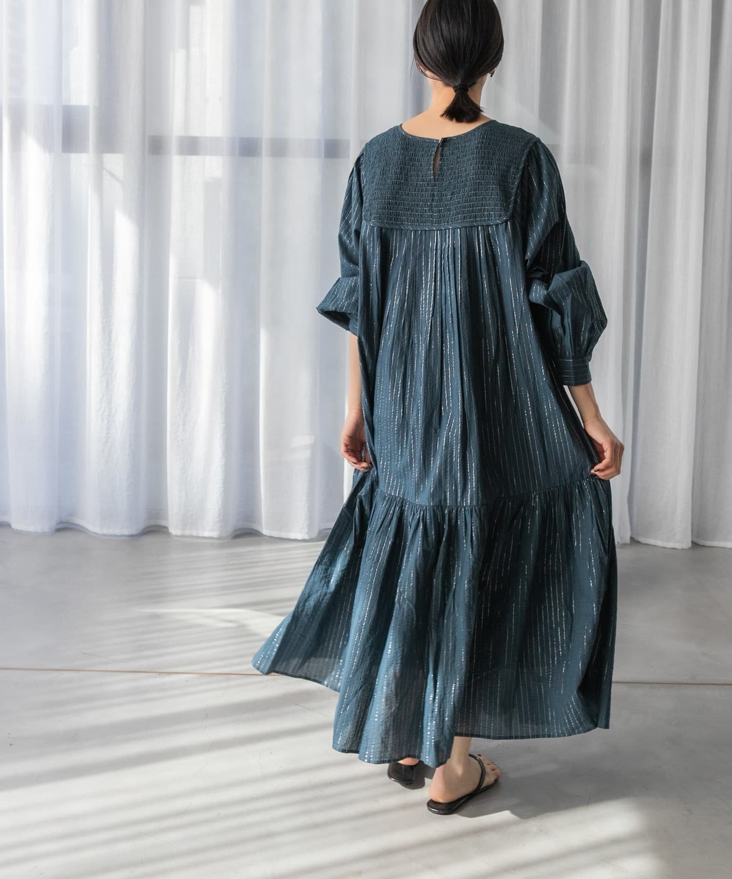 【アーバンリサーチ ドアーズ/URBAN RESEARCH DOORS】のラメストライプワンピース インテリア・キッズ・メンズ・レディースファッション・服の通販 founy(ファニー) 　ファッション　Fashion　レディースファッション　Ladies' Fashion Online　ワンピース　Dress　2025年　2025　2025春夏・S/S　Ss,Spring/Summer,2025　おすすめ　Recommend　インド　India　ギャザー　Gather　シャーリング　Shirring　シルバー　Silver　ストライプ　Stripe　フロント　Front　リゾート　Resort　ロング　Long　エレガント 上品　Elegant　切替　Switching　夏　Summer　S/S・春夏　Ss・Spring/Summer　NAVY|ID: prp329100004594637 ipo3291000000032641539