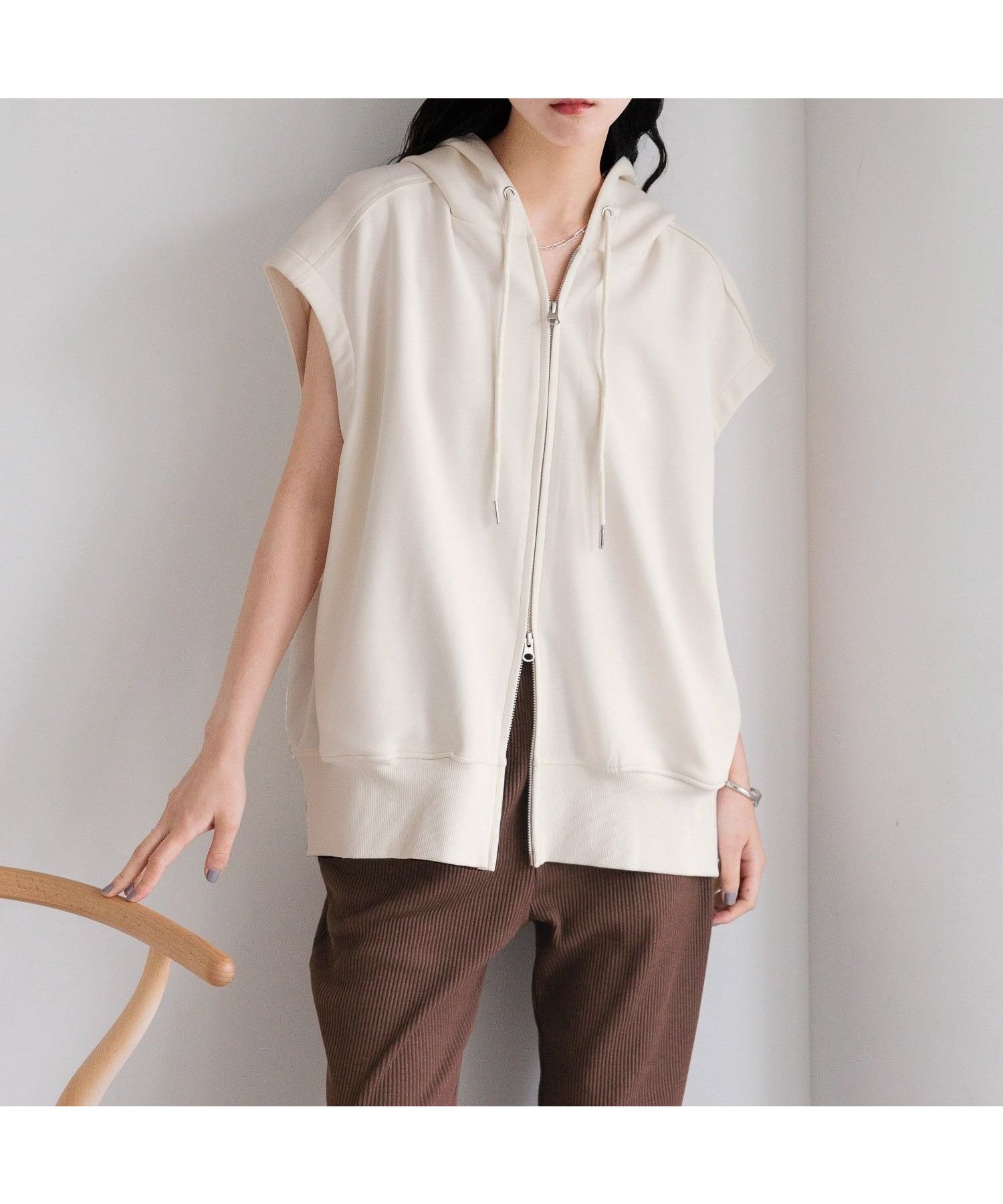 【ローリーズファーム/LOWRYS FARM】のZIPフーディノースリーブ インテリア・キッズ・メンズ・レディースファッション・服の通販 founy(ファニー) 　ファッション　Fashion　レディースファッション　Ladies' Fashion Online　トップス・カットソー　Tops/Tshirt　キャミソール / ノースリーブ　No Sleeves　おすすめ　Recommend　タイトスカート　Tight Skirt　バランス　Balance　ワイド　Wide　夏　Summer　アイボリー08|ID: prp329100004594763 ipo3291000000032643566