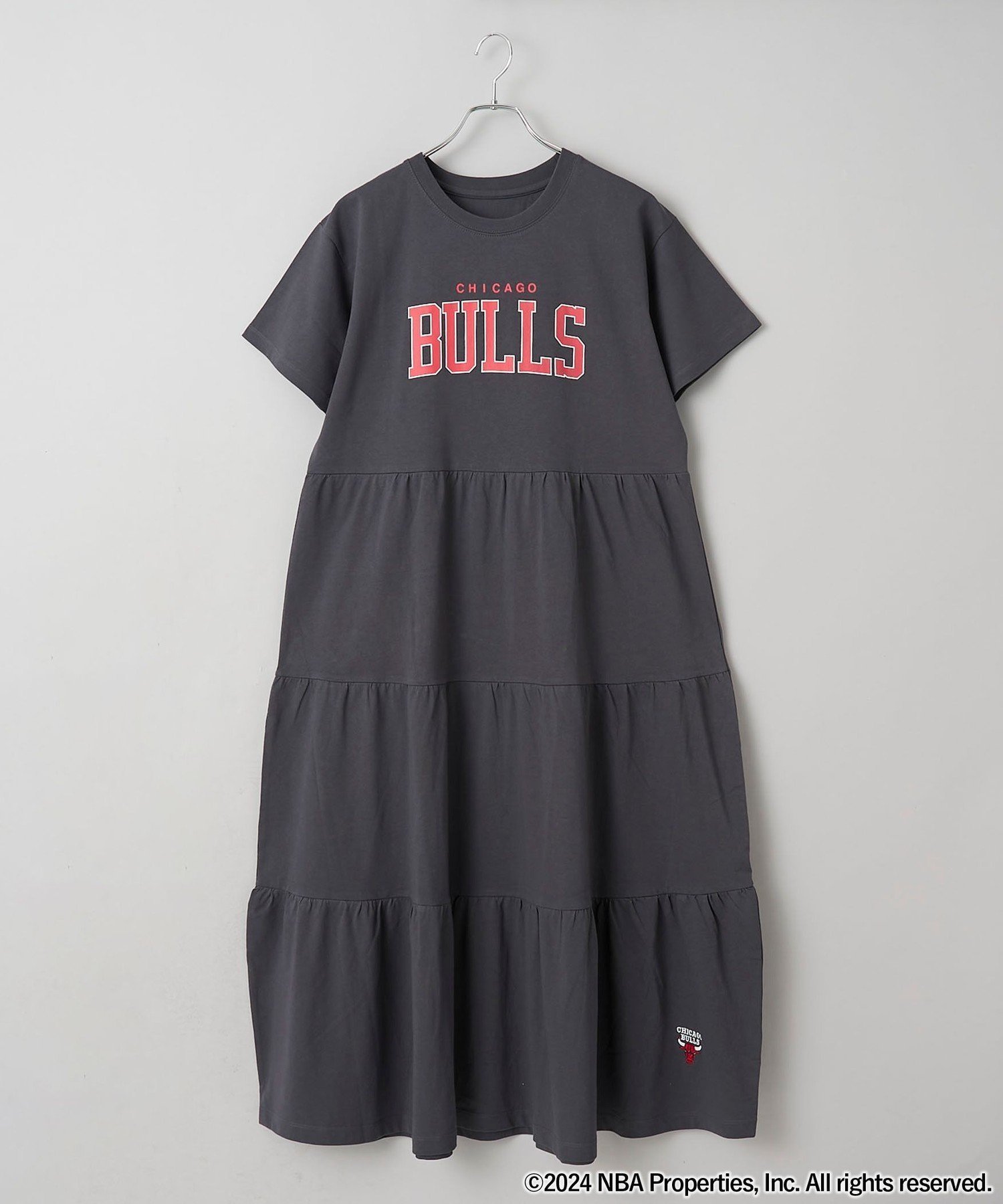 【コーエン/COEN】のNBA別注ロゴプリントティアードワンピース インテリア・キッズ・メンズ・レディースファッション・服の通販 founy(ファニー) 　ファッション　Fashion　レディースファッション　Ladies' Fashion Online　ワンピース　Dress　デニム　Denim　人気　Popularity　パープル　Purple　フェミニン　Feminine　プリント　Print　ボトム　Bottom　ポケット　Pocket　別注　Special Order　ルーズ　Loose　おすすめ　Recommend　DK.GRAY|ID: prp329100004594784 ipo3291000000032643759