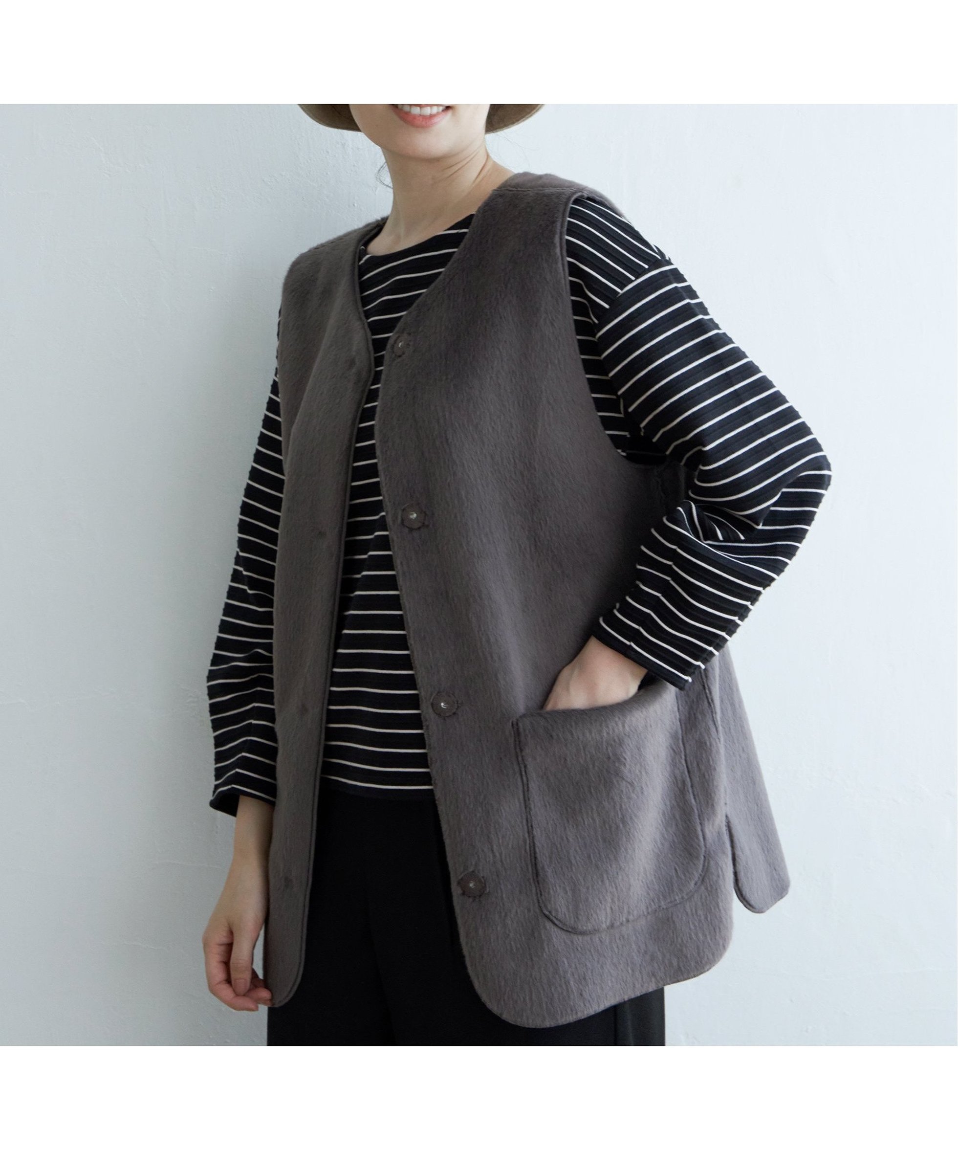 【イッカ/ikka】のファーリバーシブルベスト インテリア・キッズ・メンズ・レディースファッション・服の通販 founy(ファニー) 　ファッション　Fashion　レディースファッション　Ladies' Fashion Online　アウター　Coat Outerwear　トップス・カットソー　Tops/Tshirt　ベスト/ジレ　Gilets/Vests　フェイクスエード　Faux Suede　フェイクファー　Faux Fur　リバーシブル　Reversible　グレイ|ID: prp329100004594896 ipo3291000000032645347