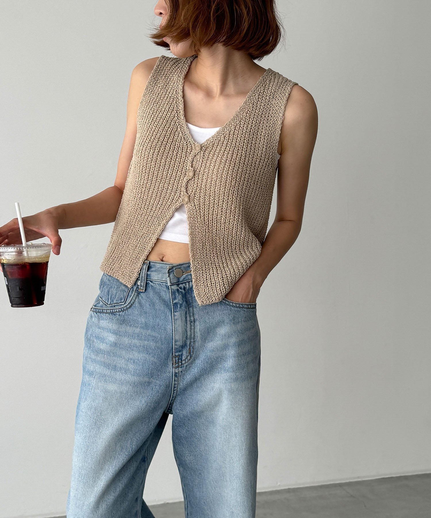 【キャナルジーン/CANAL JEAN】のEl mar 3つボタンニットベスト インテリア・キッズ・メンズ・レディースファッション・服の通販 founy(ファニー) 　ファッション　Fashion　レディースファッション　Ladies' Fashion Online　アウター　Coat Outerwear　トップス・カットソー　Tops/Tshirt　ニット　Knit Tops　ベスト/ジレ　Gilets/Vests　おすすめ　Recommend　キャミソール　Camisole　スリット　Slit　ベスト　Vest　夏　Summer　ベージュ|ID: prp329100004594971 ipo3291000000032646437