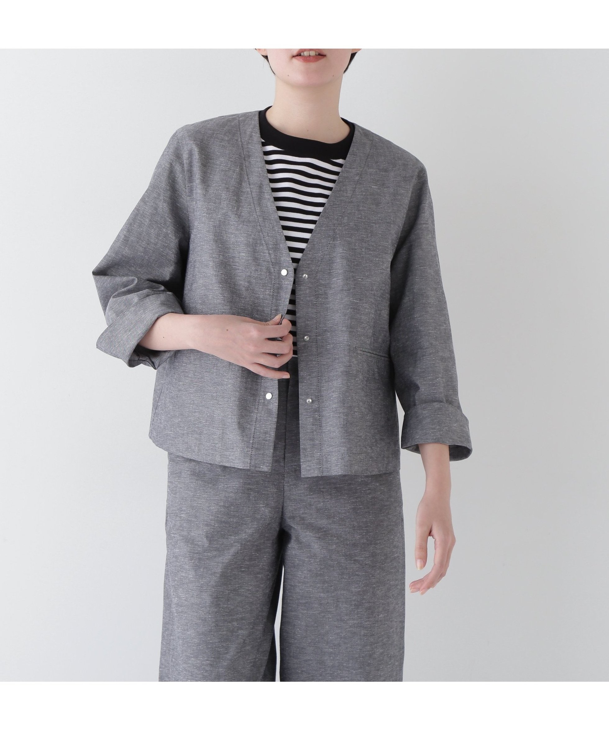 【ヒューマンウーマン/HUMAN WOMAN】の綿麻シャンブレーVネックブルゾン インテリア・キッズ・メンズ・レディースファッション・服の通販 founy(ファニー) 　ファッション　Fashion　レディースファッション　Ladies' Fashion Online　アウター　Coat Outerwear　ブルゾン　Blouson/Jackets　トップス・カットソー　Tops/Tshirt　Vネック　V-Neck　おすすめ　Recommend　シャンブレー　Chambray　シンプル　Simple　スタンダード　Standard　セットアップ　Set Up　ドット　Dot　ブルゾン　Blouson　メタル　Metal　夏　Summer　ネイビー|ID: prp329100004594998 ipo3291000000032646765