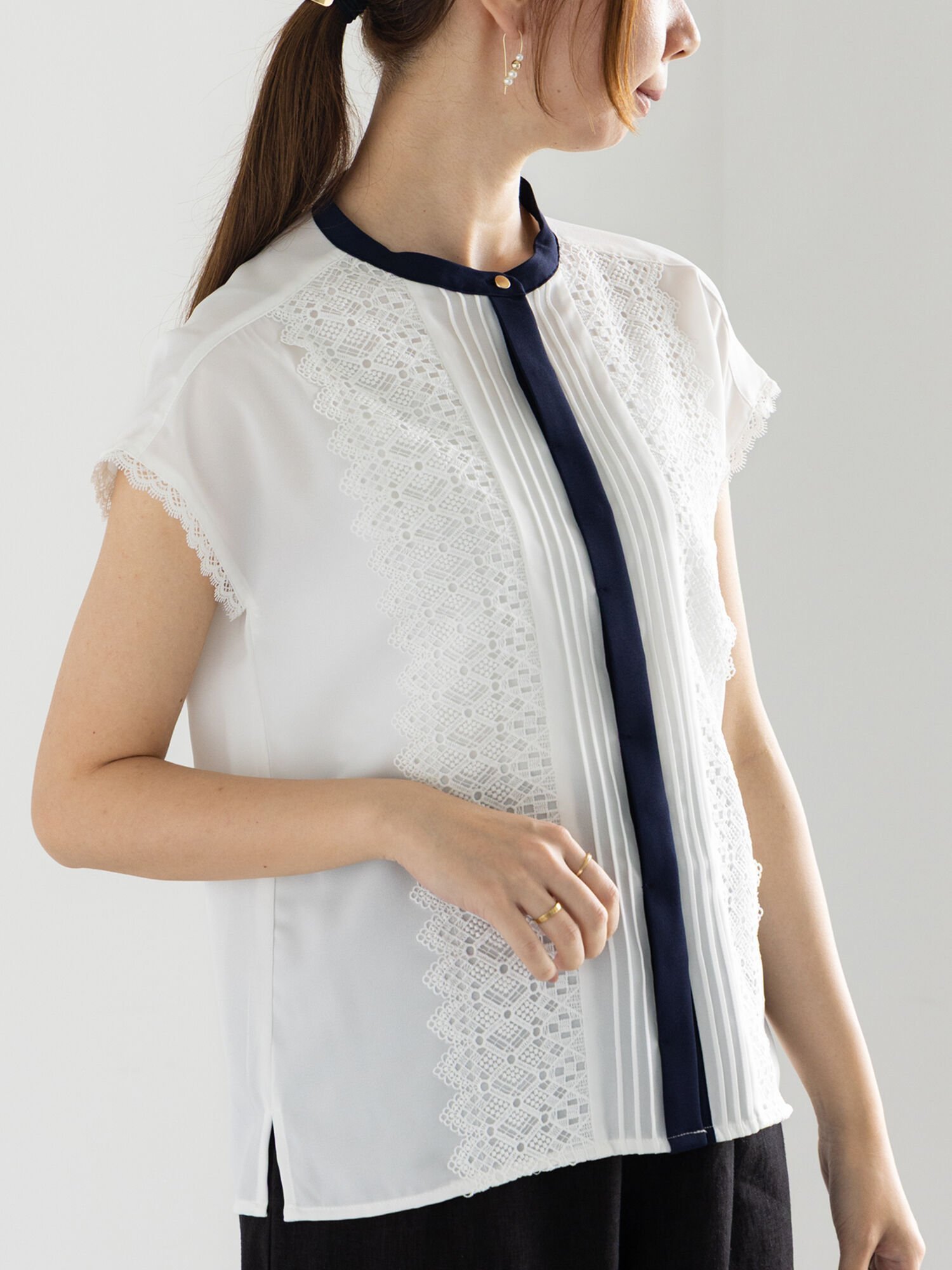 【テチチ/Te chichi】のスカラップレースフレンチスリーブブラウス インテリア・キッズ・メンズ・レディースファッション・服の通販 founy(ファニー) 　ファッション　Fashion　レディースファッション　Fashion for Women　トップス・カットソー　Cut & Sew Tops　シャツ・ブラウス・オフィスカジュアル　Elegant Blouses & Button-Ups　コンパクト　Compact, Small Size　スカラップ　Scallop, Scalloped Edge　スリーブ　Sleeve, Long Sleeve / Short Sleeve　フレンチ　French, French Style　レース　Lace, Lace Fabric　エレガント 上品　Elegant　ビジネス 仕事 通勤　Business / Work / Commuting　ネイビー|ID: prp329100004595030 ipo3291000000033014433