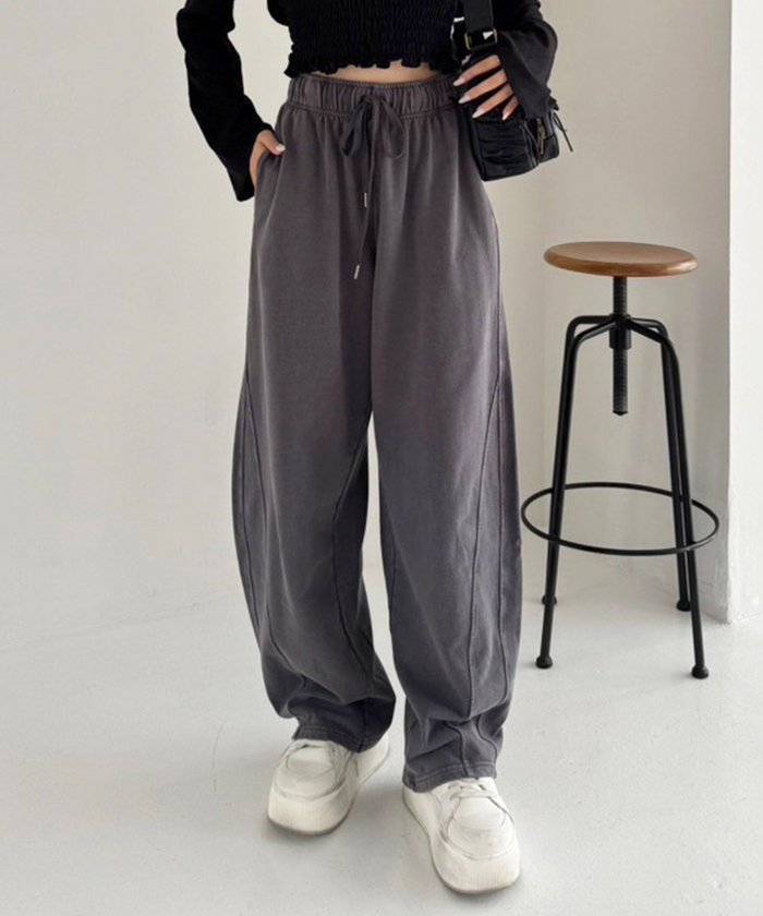 【ナイスクラップ/NICE CLAUP】のカーブカットパンツ インテリア・キッズ・メンズ・レディースファッション・服の通販 founy(ファニー) https://founy.com/ ファッション Fashion レディースファッション Ladies' Fashion Online パンツ Pants 2025年 2025 2025春夏・S/S Ss,Spring/Summer,2025 おすすめ Recommend キャップ Cap クロップド Cropped コンパクト Compact スウェット Sweat スニーカー Sneakers リラックス Relax 夏 Summer |ID: prp329100004595264 ipo3291000000032651110