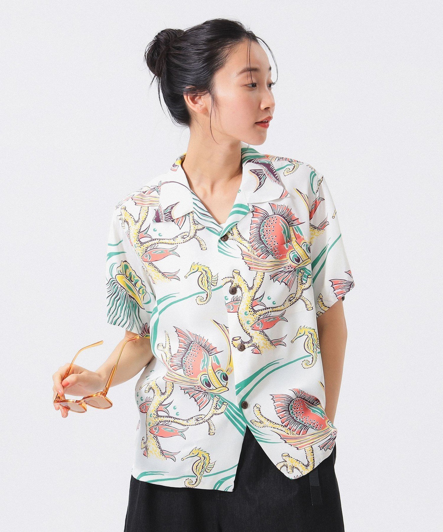 【ビームス ウイメン/BEAMS】の【別注】SUN SURF / オープンカラー シャツ インテリア・キッズ・メンズ・レディースファッション・服の通販 founy(ファニー) 　ファッション　Fashion　レディースファッション　Ladies' Fashion Online　トップス・カットソー　Tops/Tshirt　シャツ/ブラウス　Shirts/Blouses　春　Spring　シンプル　Simple　別注　Special Order　モチーフ　Motif　S/S・春夏　Ss・Spring/Summer　夏　Summer　OFF_WHT|ID: prp329100004595357 ipo3291000000032652053