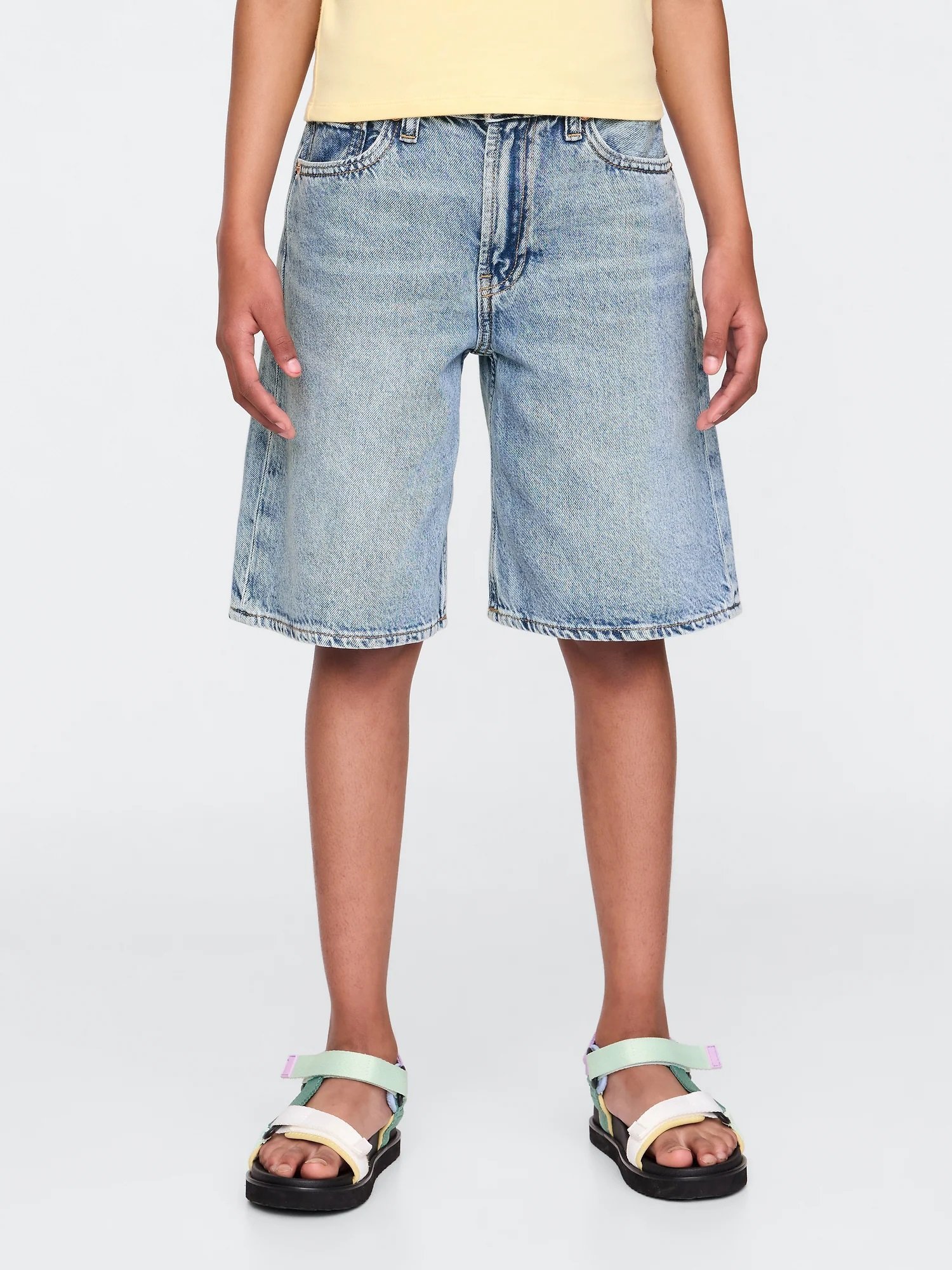 【ギャップ/GAP / KIDS】のミッドライズ ロングライン デニムショートパンツ (キッズ) インテリア・キッズ・メンズ・レディースファッション・服の通販 founy(ファニー) 　ファッション　Fashion　キッズファッション　KIDS Children’s Clothing　ボトムス　Bottoms/Kids　ショート　Short　フィット　Fit　ポケット　Pocket　ロング　Long　LIGHT_WASH|ID: prp329100004595681 ipo3291000000032655638