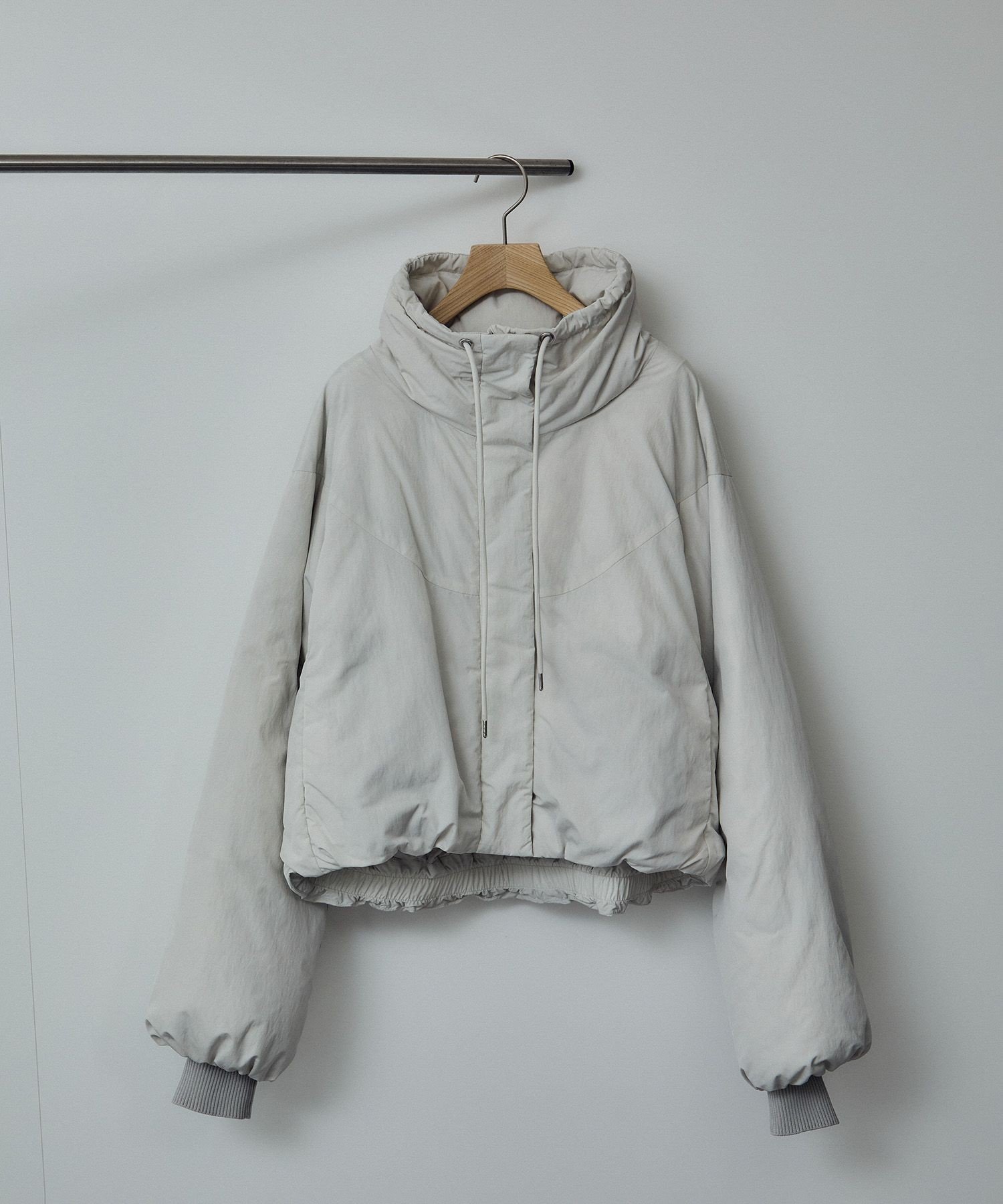 【サロン アダム エ ロペ/SALON adam et rope'】のGREENDOWN(グリーンダウン) 撥水加工 クロップドダウンブルゾン インテリア・キッズ・メンズ・レディースファッション・服の通販 founy(ファニー) 　ファッション　Fashion　レディースファッション　Ladies' Fashion Online　アウター　Coat Outerwear　ブルゾン　Blouson/Jackets　インナー　Inner　ギャザー　Gather　クロップド　Cropped　軽量　Lightweight　ショート　Short　ジャケット　Jacket　スタンド　Stand　セットアップ　Set Up　タートルネック　Turtleneck　ダウン　Down　トレンド　Trend　人気　Popularity　ハイネック　High Neck　ボトム　Bottom　ポケット　Pocket　防寒　Cold Protection　マキシ　Maxi　ワイド　Wide　冬　Winter　ビジネス 仕事 通勤　Business　オフホワイト(15)|ID: prp329100004595840 ipo3291000000032657245