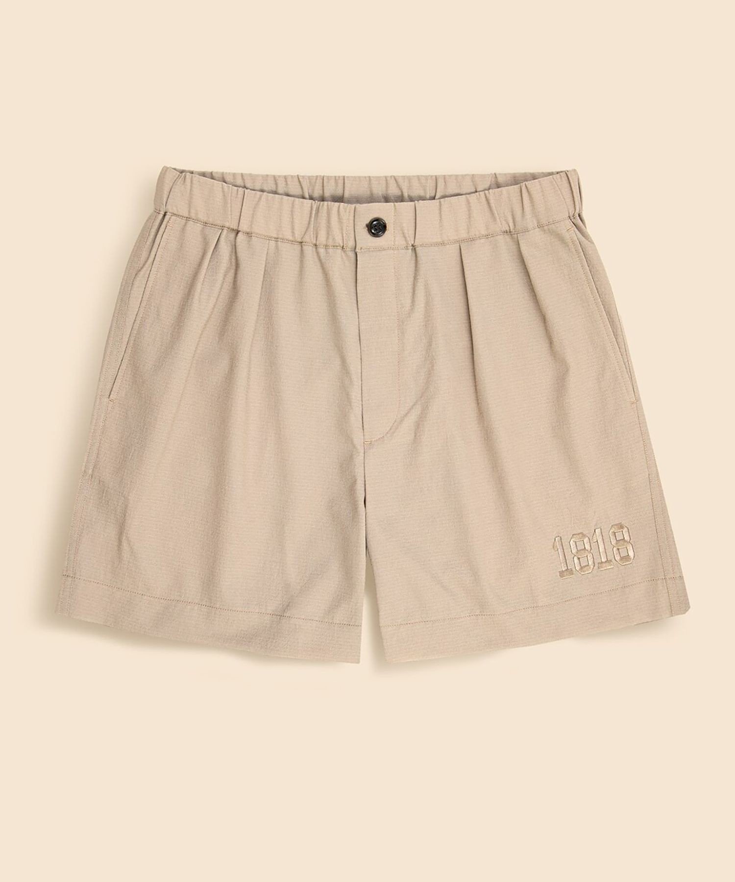 【ブルックス ブラザーズ/Brooks Brothers / MEN】のオンラインストア限定 ポリエステル 1818ロゴ プリーテッドショーツ インテリア・キッズ・メンズ・レディースファッション・服の通販 founy(ファニー) 　ファッション　Fashion　メンズファッション　Men's Style Online　春　Spring　軽量　Lightweight　ジーンズ　Jeans　セットアップ　Set Up　トレンド　Trend　ドローストリング　Drawstring　フロント　Front　ポケット　Pocket　メンズ　Mens　ワイド　Wide　おすすめ　Recommend　夏　Summer　旅行　Travel　ベージュ|ID: prp329100004596096 ipo3291000000032660094
