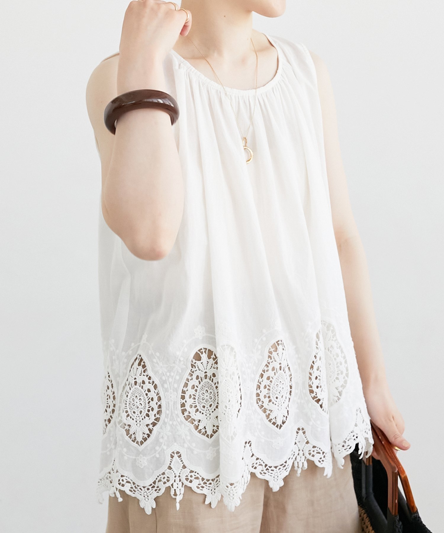 【ルクールブラン/le.coeur blanc】のFanaka裾レースノースリーブ インテリア・キッズ・メンズ・レディースファッション・服の通販 founy(ファニー) 　ファッション　Fashion　レディースファッション　Fashion for Women　トップス・カットソー　Cut & Sew Tops　キャミソール&ノースリーブ　Camisoles & Sleeveless Tops　おすすめ　Recommended / Our Picks　インド　Indian Textile　インナー　Innerwear　ギャザー　Gathered, Ruffled　サマー　Summer, Summer Style　ジャケット　Jacket, Outerwear　ノースリーブ　Sleeveless, No-Sleeve　リラックス　Relax, Relaxed Fit　レース　Lace, Lace Fabric　エレガント 上品　Elegant　オフ|ID: prp329100004596122 ipo3291000000033164556