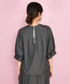 【クイーンズ コート/QUEENS COURT】のバックジップタックブラウス≪セットアップ対応/洗濯機で洗える≫ 人気、トレンドファッション・服の通販 founy(ファニー) ファッション Fashion レディースファッション Ladies' Fashion Online トップス・カットソー Tops/Tshirt シャツ/ブラウス Shirts/Blouses バッグ Bag 洗える Washable カフス Cuffs ギャザー Gather スリーブ Sleeve セットアップ Set Up フォルム Form フラット Flat ポケット Pocket thumbnail チャコールグレー|ID: prp329100004596180 ipo3291000000032661547