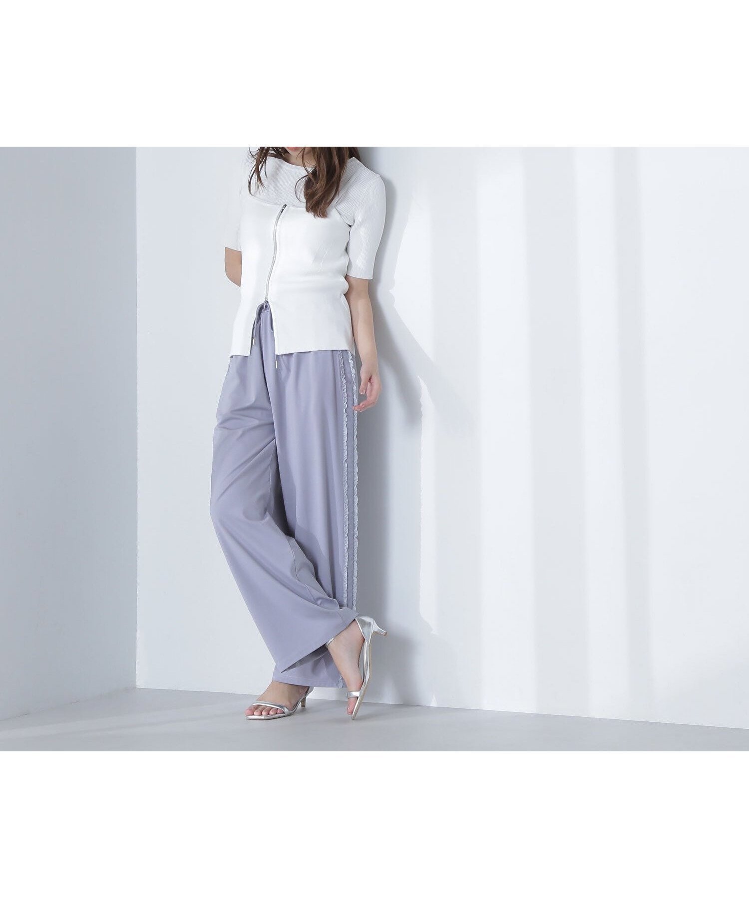 【ナチュラル ビューティー ベーシック/NATURAL BEAUTY BASIC】のフリルラインパンツ インテリア・キッズ・メンズ・レディースファッション・服の通販 founy(ファニー) 　ファッション　Fashion　レディースファッション　Ladies' Fashion Online　パンツ　Pants　カットソー　Cut And Sew　コラボ　Collaboration　ストレート　Straight　フェミニン　Feminine　フリル　Frills　ヨガ　Yoga　リラックス　Relax　グレー|ID: prp329100004596586 ipo3291000000032666389