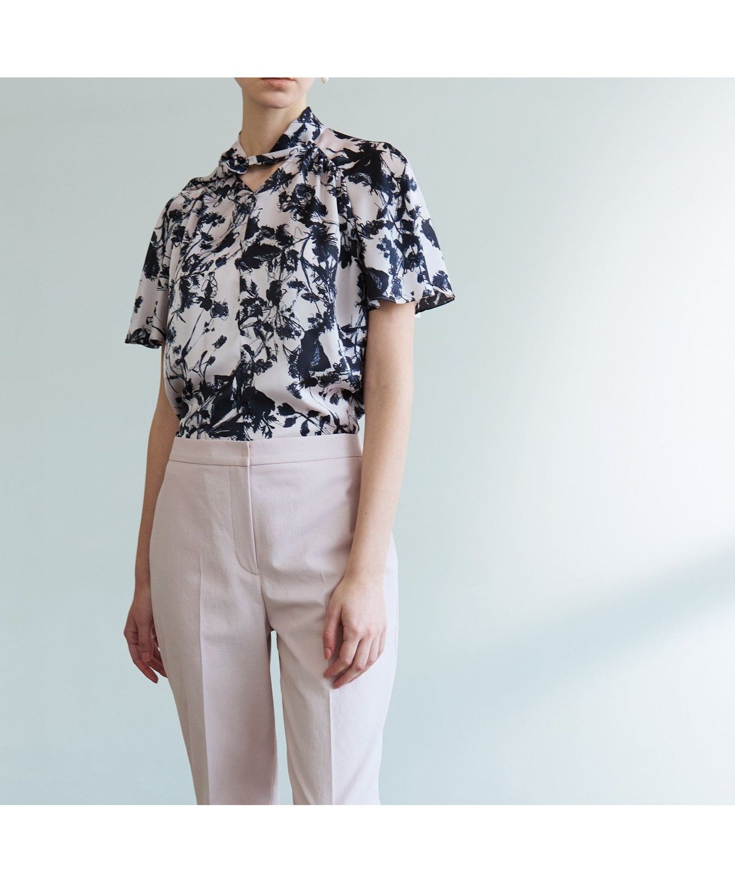 【エポカ/EPOCA】のシャドウフラワープリント ボウタイブラウス 人気、トレンドファッション・服の通販 founy(ファニー) 　ファッション　Fashion　レディースファッション　Ladies' Fashion Online　トップス・カットソー　Tops/Tshirt　シャツ/ブラウス　Shirts/Blouses　花柄・フラワープリント・モチーフ　Flower Patterns　おすすめ　Recommend　サテン　Satin　ジャケット　Jacket　スリーブ　Sleeve　セットアップ　Set Up　デコルテ　Decolletage　ドレープ　Drape　フラワー　Flower　フレア　Flare　フロント　Front　プリント　Print　エレガント 上品　Elegant　冬　Winter　夏　Summer　春　Spring　秋　Autumn/Fall　 other-1|ID: prp329100004596616 ipo3291000000032666663