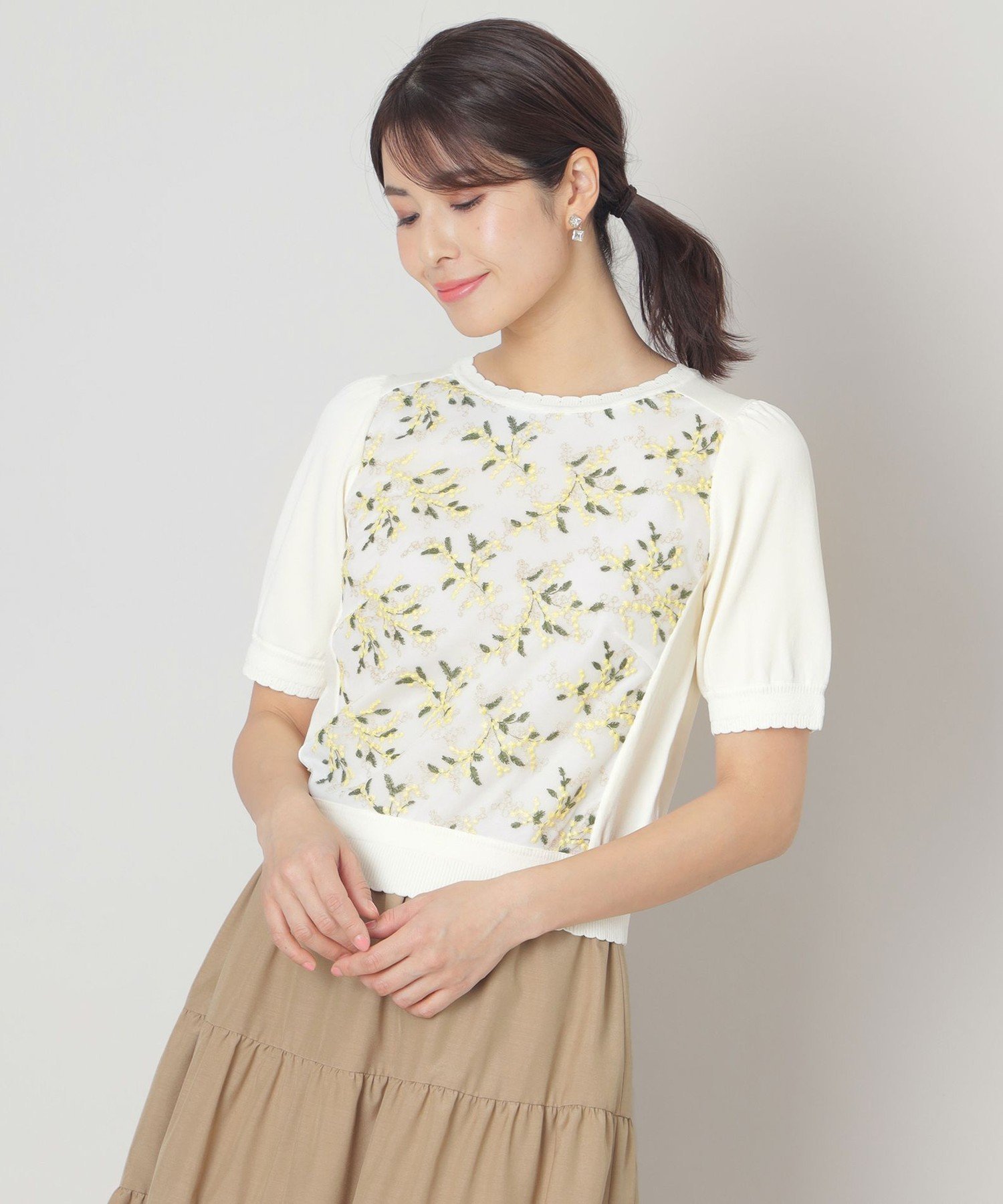 【トゥー ビー シック/TO BE CHIC】のミモザチュールコンビ ニット インテリア・キッズ・メンズ・レディースファッション・服の通販 founy(ファニー) 　ファッション　Fashion　レディースファッション　Ladies' Fashion Online　トップス・カットソー　Tops/Tshirt　ニット　Knit Tops　コンパクト　Compact　コンビ　Combination　ストレッチ　Stretch　チュール　Tulle　ベーシック　Basic　モチーフ　Motif　リアル　Real　レース　Race　オフホワイト|ID: prp329100004596668 ipo3291000000032667239