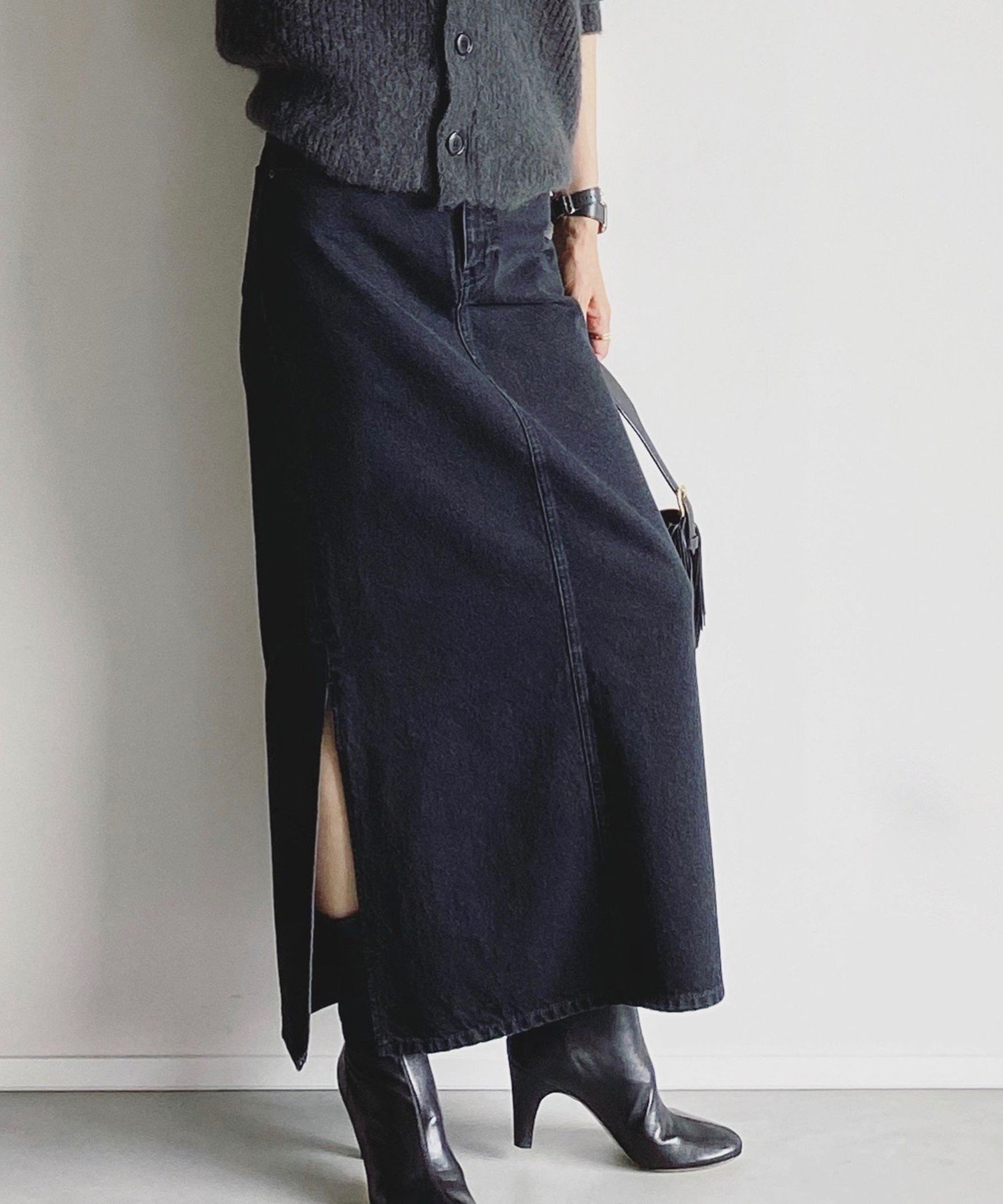 【デミルクス ビームス/Demi-Luxe BEAMS】の【6/25新規値下げ】【別注】エディター坪田あさみ × woadblue / サイドスリット スカート インテリア・キッズ・メンズ・レディースファッション・服の通販 founy(ファニー) 　ファッション　Fashion　レディースファッション　Fashion for Women　スカート　Skirts　クール　Cool, Chic　コンパクト　Compact, Small Size　シンプル　Simple, Minimal　ジャケット　Jacket, Outerwear　スリット　Slit, Slit Detail　デニム　Denim, Jeans Material　バランス　Balance, Style Balance　フィット　Fit, Slim Fit　フォルム　Silhouette, Form　別注　Limited Edition, Custom Order　モダン　Modern, Contemporary　ロング　Long, Long-Length　おすすめ　Recommended / Our Picks　BLACK|ID: prp329100004596780 ipo3291000000032668063