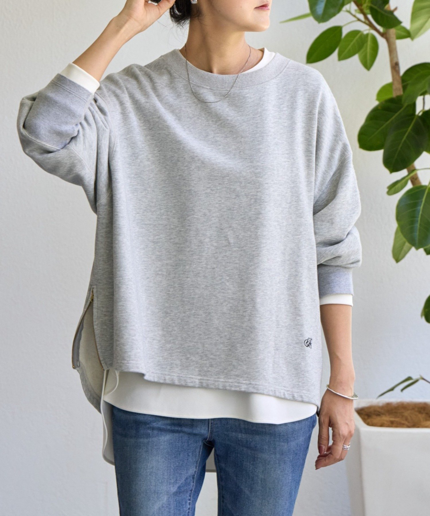 【ビアズリー/BEARDSLEY】のBA刺繍入りドルマントレーナー インテリア・キッズ・メンズ・レディースファッション・服の通販 founy(ファニー) 　ファッション　Fashion　レディースファッション　Fashion for Women　おすすめ　Recommended / Our Picks　ショルダー　Shoulder, Shoulder Strap　スリット　Slit, Slit Detail　スリーブ　Sleeve, Long Sleeve / Short Sleeve　トレーナー　Sweatshirt, Trainer　ドレープ　Drape, Draping Fabric　ドロップ　Drop Shoulder, Dropped Style　グレー|ID: prp329100004596834 ipo3291000000033587822