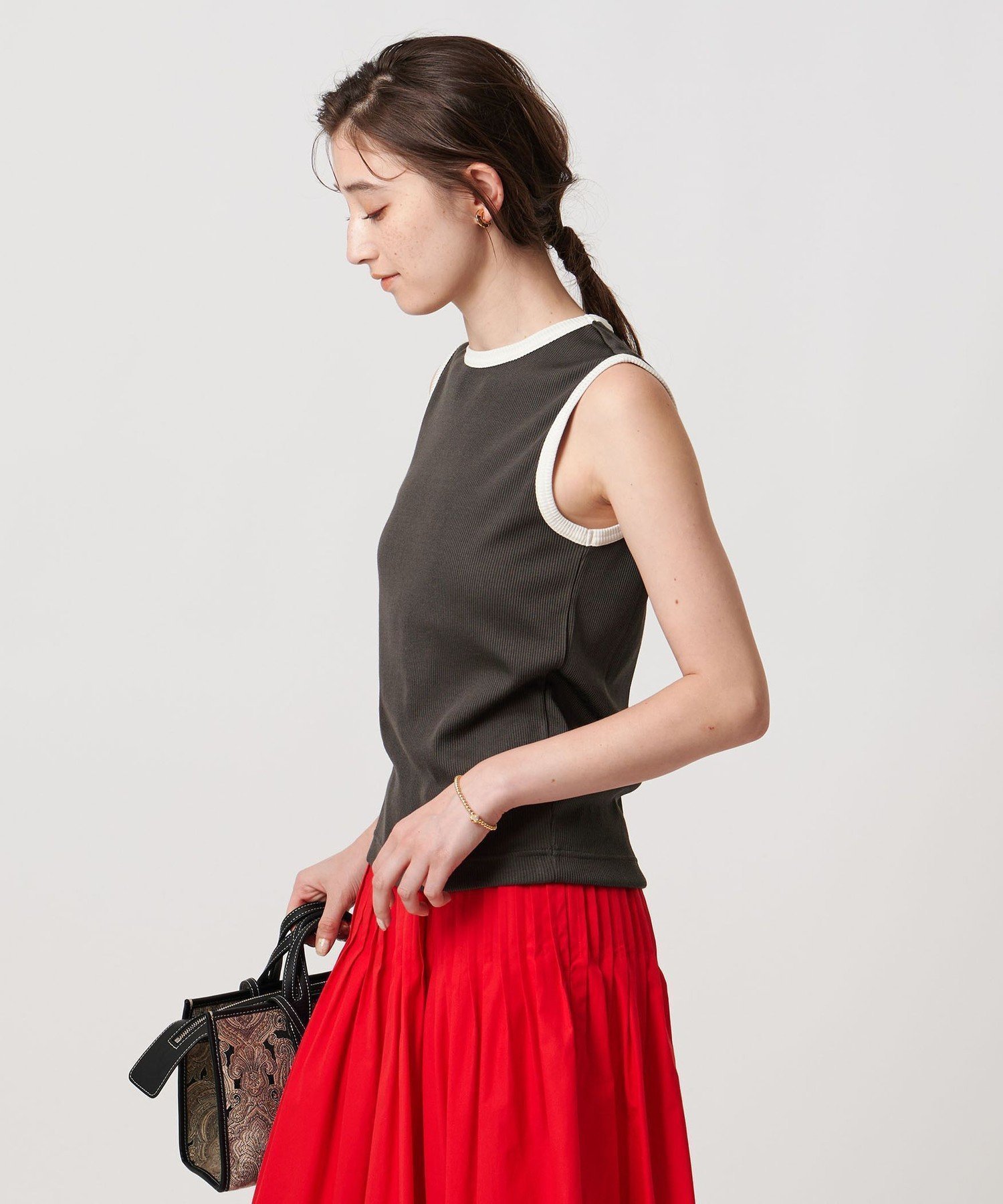 【ユナイテッドアローズ/UNITED ARROWS】のリブバイカラーパイピング ノースリーブカットソー インテリア・キッズ・メンズ・レディースファッション・服の通販 founy(ファニー) 　ファッション　Fashion　レディースファッション　Ladies' Fashion Online　トップス・カットソー　Tops/Tshirt　キャミソール / ノースリーブ　No Sleeves　カットソー　Cut and Sewn　おすすめ　Recommend　インナー　Inner　コンパクト　Compact　シルク　Silk　ジャケット　Jacket　ベーシック　Basic　ボトム　Bottom　エレガント 上品　Elegant　人気　Popularity　DK.GRAY|ID: prp329100004596854 ipo3291000000032668725