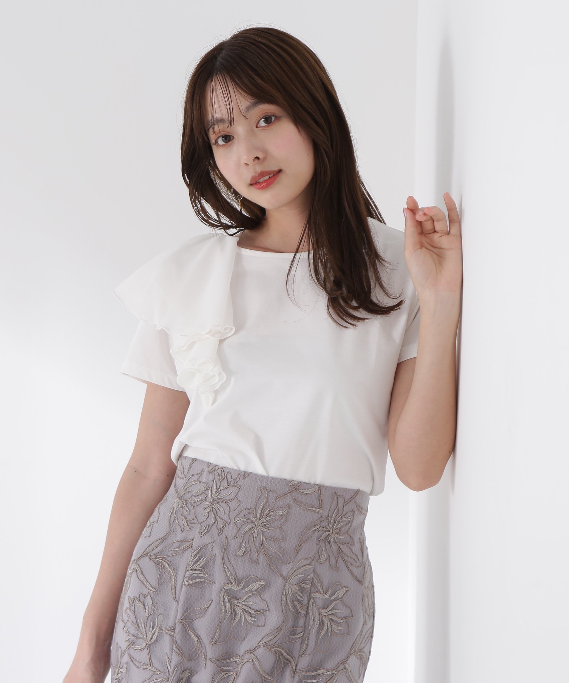 【プロポーション ボディドレッシング/PROPORTION BODY DRESSING】のアシメフリルカットソー インテリア・キッズ・メンズ・レディースファッション・服の通販 founy(ファニー) 　ファッション　Fashion　レディースファッション　Fashion for Women　トップス・カットソー　Cut & Sew Tops　カットソー・ベーシックTシャツ　Cut-and-Sewn Tops / Stretch Tees & Basics　アシンメトリー　Asymmetrical Style　カットソー　Cut and Sewn Top　コンビ　Combo, Combination Style　シフォン　Chiffon, Lightweight Fabric　フェミニン　Feminine, Girly　フリル　Frill, Ruffle　ホワイト|ID: prp329100004596878 ipo3291000000033283112