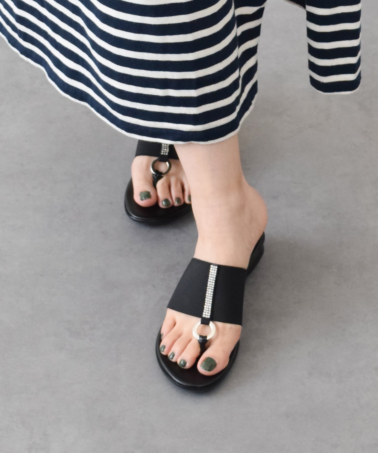 【インター ショシュール/INTER-CHAUSSURES】の【ITALIAN SHOEMAKERS】センターラインストーントングサンダル インテリア・キッズ・メンズ・レディースファッション・服の通販 founy(ファニー) 　ファッション　Fashion　レディースファッション　Ladies' Fashion Online　おすすめ　Recommend　イタリア　Italy　インソール　Insole　クッション　Cushion　サンダル　Sandals　シューズ　Shoes　リラックス　Relax　人気　Popularity　BLZ|ID: prp329100004596975 ipo3291000000032670453