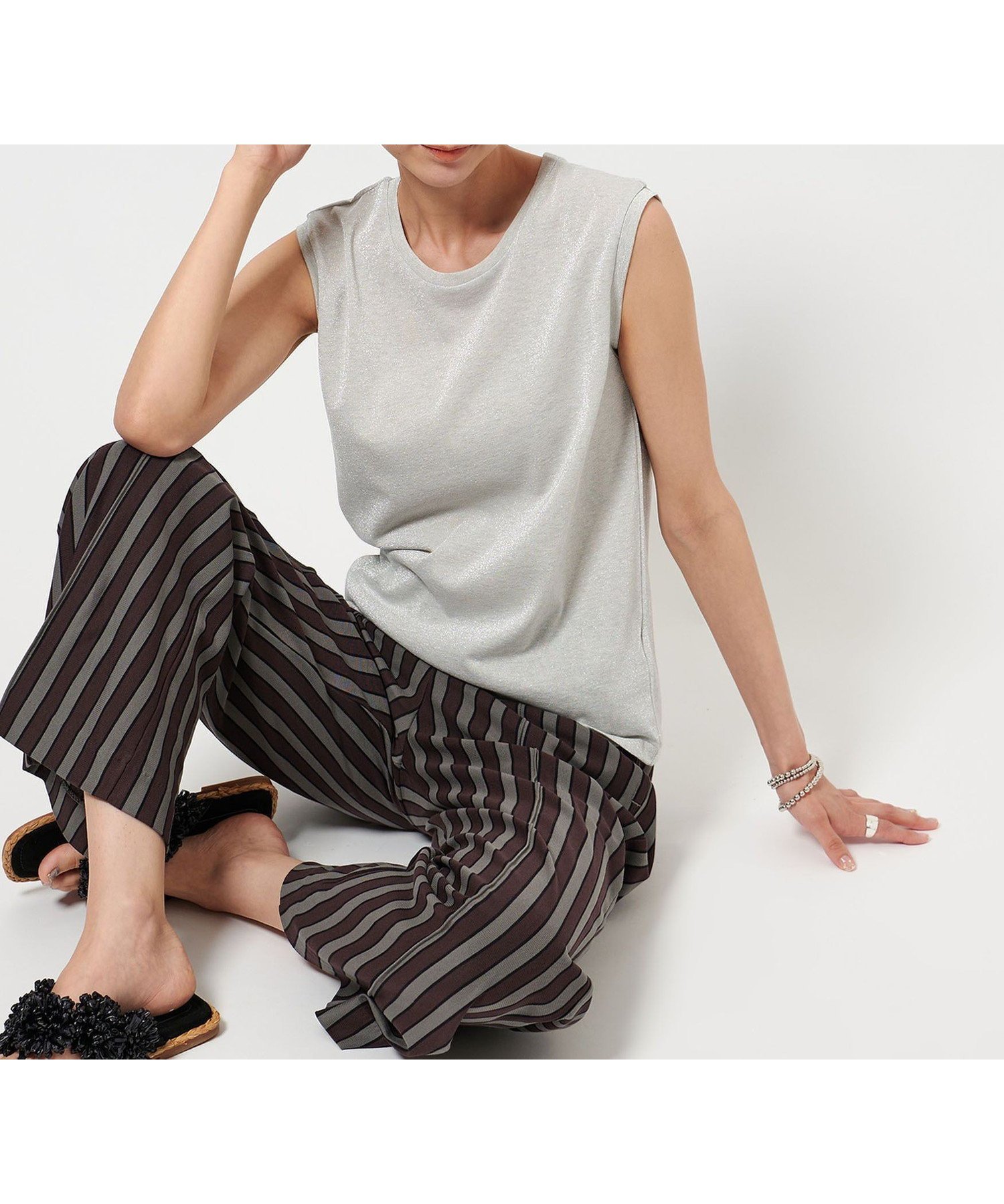【ユナイテッドアローズ/UNITED ARROWS】のラメ ノースリーブ カットソー インテリア・キッズ・メンズ・レディースファッション・服の通販 founy(ファニー) 　ファッション　Fashion　レディースファッション　Ladies' Fashion Online　トップス・カットソー　Tops/Tshirt　キャミソール / ノースリーブ　No Sleeves　カットソー　Cut and Sewn　インナー　Inner　カットソー　Cut And Sew　キャミソール　Camisole　ギャザー　Gather　コンパクト　Compact　シンプル　Simple　ノースリーブ　No Sleeve　ワイド　Wide　エレガント 上品　Elegant　SILVER|ID: prp329100004597087 ipo3291000000032671468