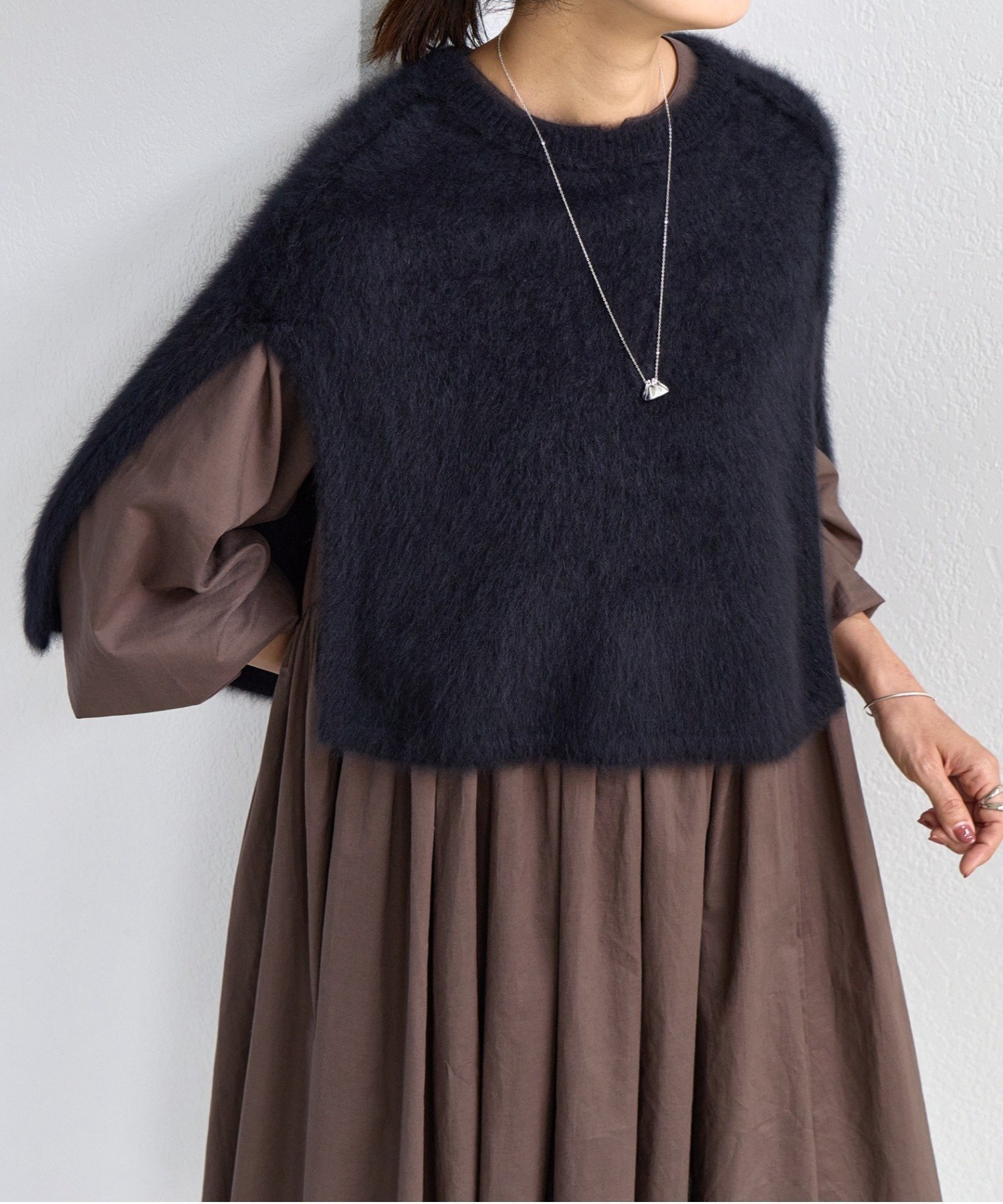 【ビアズリー/BEARDSLEY】のファーニットポンチョ インテリア・キッズ・メンズ・レディースファッション・服の通販 founy(ファニー) 　ファッション　Fashion　レディースファッション　Fashion for Women　アウター　Coat / Outerwear Collection　ポンチョ・ケープコート　Ponchos & Capes　トップス・カットソー　Cut & Sew Tops　ニット　Knit Tops & Sweaters　おすすめ　Recommended / Our Picks　ギャザー　Gathered, Ruffled　ショート　Short, Short Length　ショール　Shawl, Wrap　シンプル　Simple, Minimal　ストール　Stole, Wrap　フォックス　Fox, Fox Fur　ポンチョ　Poncho, Cape Style　エレガント 上品　Elegant　ブラック|ID: prp329100004597581 ipo3291000000033557456