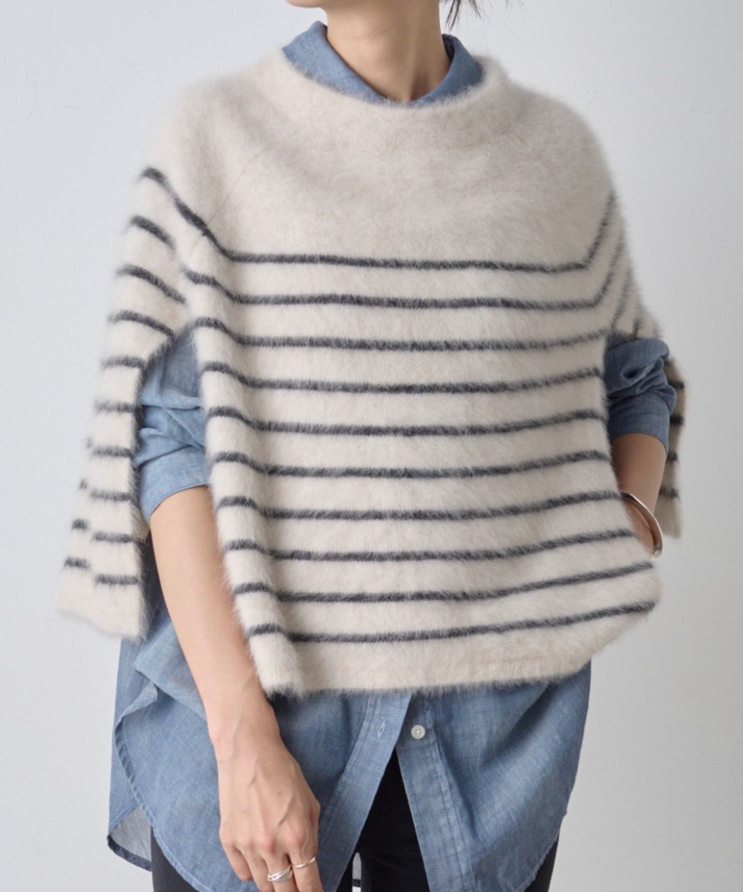 【ビアズリー/BEARDSLEY】のファーニットポンチョ インテリア・キッズ・メンズ・レディースファッション・服の通販 founy(ファニー) 　ファッション　Fashion　レディースファッション　Fashion for Women　アウター　Coat / Outerwear Collection　ポンチョ・ケープコート　Ponchos & Capes　トップス・カットソー　Cut & Sew Tops　ニット　Knit Tops & Sweaters　おすすめ　Recommended / Our Picks　ギャザー　Gathered, Ruffled　ショート　Short, Short Length　ショール　Shawl, Wrap　シンプル　Simple, Minimal　ストール　Stole, Wrap　フォックス　Fox, Fox Fur　ポンチョ　Poncho, Cape Style　エレガント 上品　Elegant　アイボリー|ID: prp329100004597581 ipo3291000000033557458