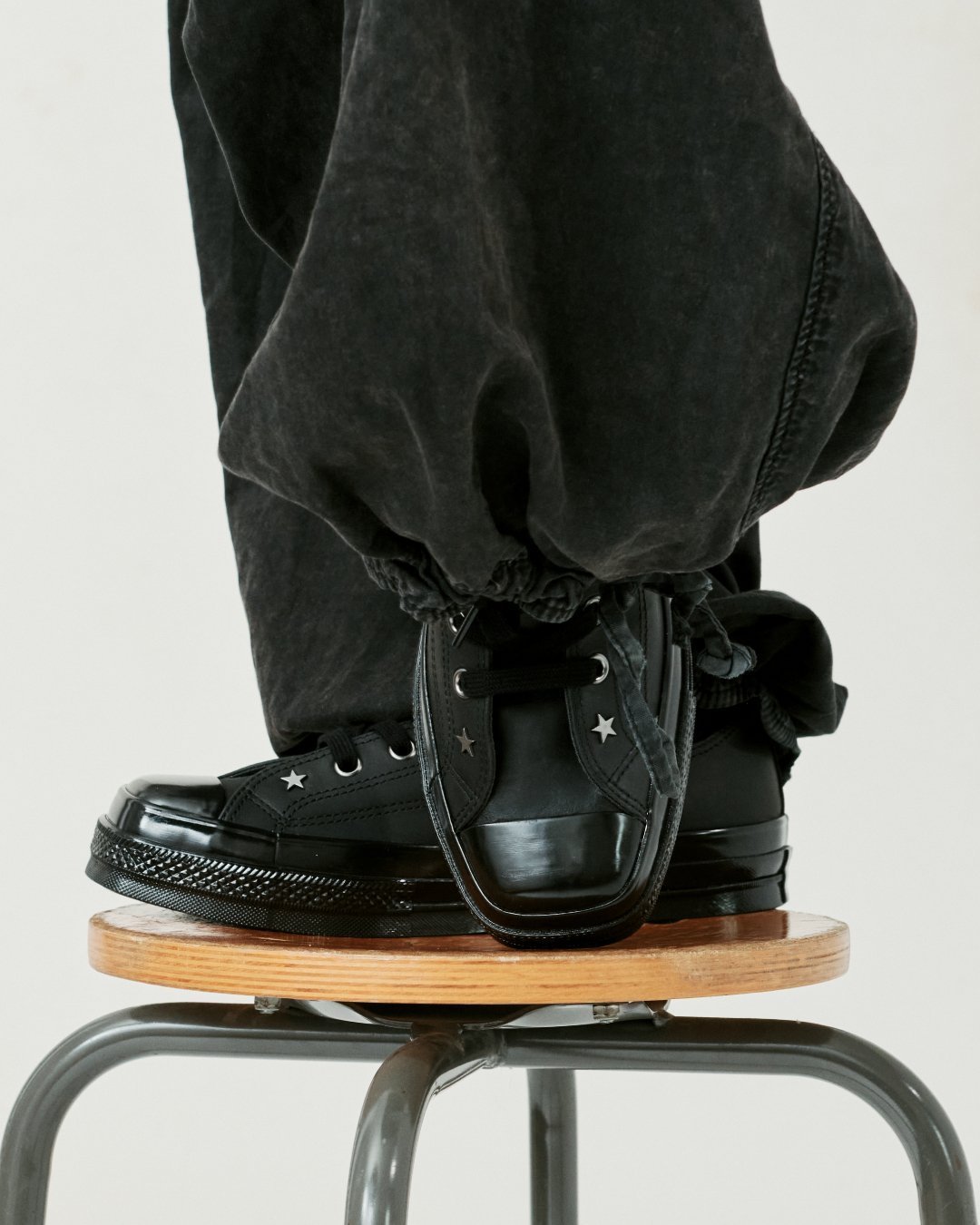 【コンバース/CONVERSE】の【CONVERSE 公式】ALL STAR SQUARETOE OX / TOYA HORIUCHI / 【コンバース 公式】オールスター スクエアトウ OX / トウヤ ホリウチ インテリア・キッズ・メンズ・レディースファッション・服の通販 founy(ファニー) 　ファッション　Fashion　レディースファッション　Ladies' Fashion Online　アンクル　Uncle　インソール　Insole　キャップ　Cap　クッション　Cushion　グラフィック　Graphic　シューズ　Shoes　シルク　Silk　スクエア　Square　スタッズ　Studs　ニューヨーク　New York　パッチ　Patch　フォーム　Form　プリント　Print　モチーフ　Motif　ラバー　Rubber　ワーク　Work　ブラック|ID: prp329100004597915 ipo3291000000032680855