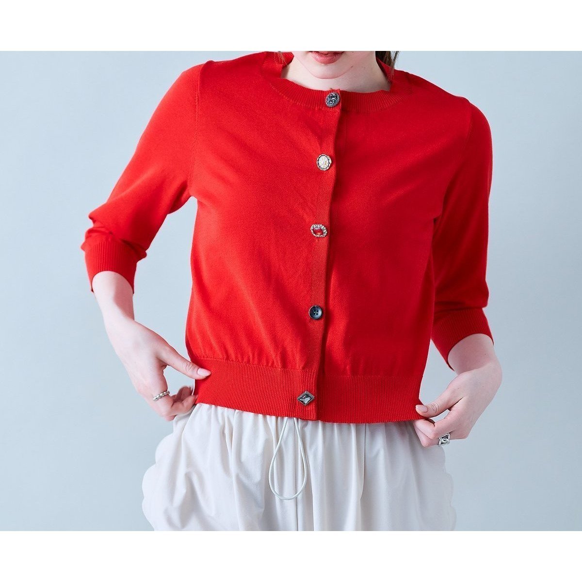 【ローズティアラ/Rose Tiara】のビジューボタンカーディガン インテリア・キッズ・メンズ・レディースファッション・服の通販 founy(ファニー) 　ファッション　Fashion　レディースファッション　Fashion for Women　トップス・カットソー　Cut & Sew Tops　カーディガン・羽織り　Layered Style Cardigans　カーディガン　Cardigan, Knitwear　コンパクト　Compact, Small Size　シアー　Sheer, See-Through　スタンダード　Standard, Basic　スマート　Smart, Elegant　ビジュー　Bijou, Jewel-like Accent　フェミニン　Feminine, Girly　フロント　Front, Front Design　プリント　Print, Printed Pattern　ポケット　Pocket, Pocket Detail　夏　Summer　レッド|ID: prp329100004597925 ipo3291000000032745403