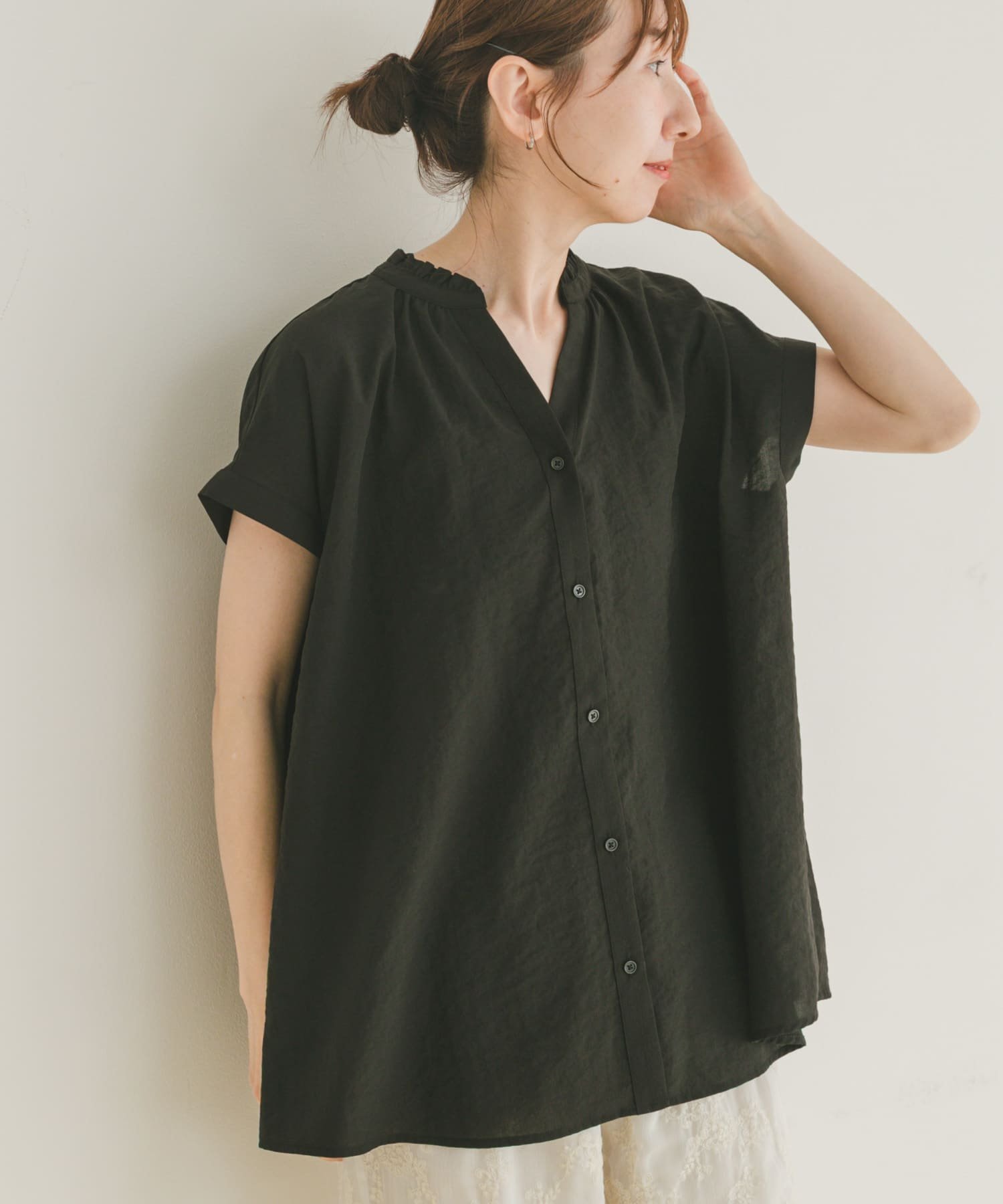 【その他のブランド/Other】のフリルスキッパーブラウス インテリア・キッズ・メンズ・レディースファッション・服の通販 founy(ファニー) 　ファッション　Fashion　レディースファッション　Fashion for Women　トップス・カットソー　Cut & Sew Tops　シャツ・ブラウス・オフィスカジュアル　Elegant Blouses & Button-Ups　2025年　2025　2025春夏・S/S　Spring/Summer 2025 SS25　シンプル　Simple, Minimal　スキッパー　Skipper, Open Collar　フリル　Frill, Ruffle　ベーシック　Basic, Essential　エレガント 上品　Elegant　夏　Summer　S/S・春夏　SS, Spring/Summer, Warm Season　BLK|ID: prp329100004598035 ipo3291000000032681834