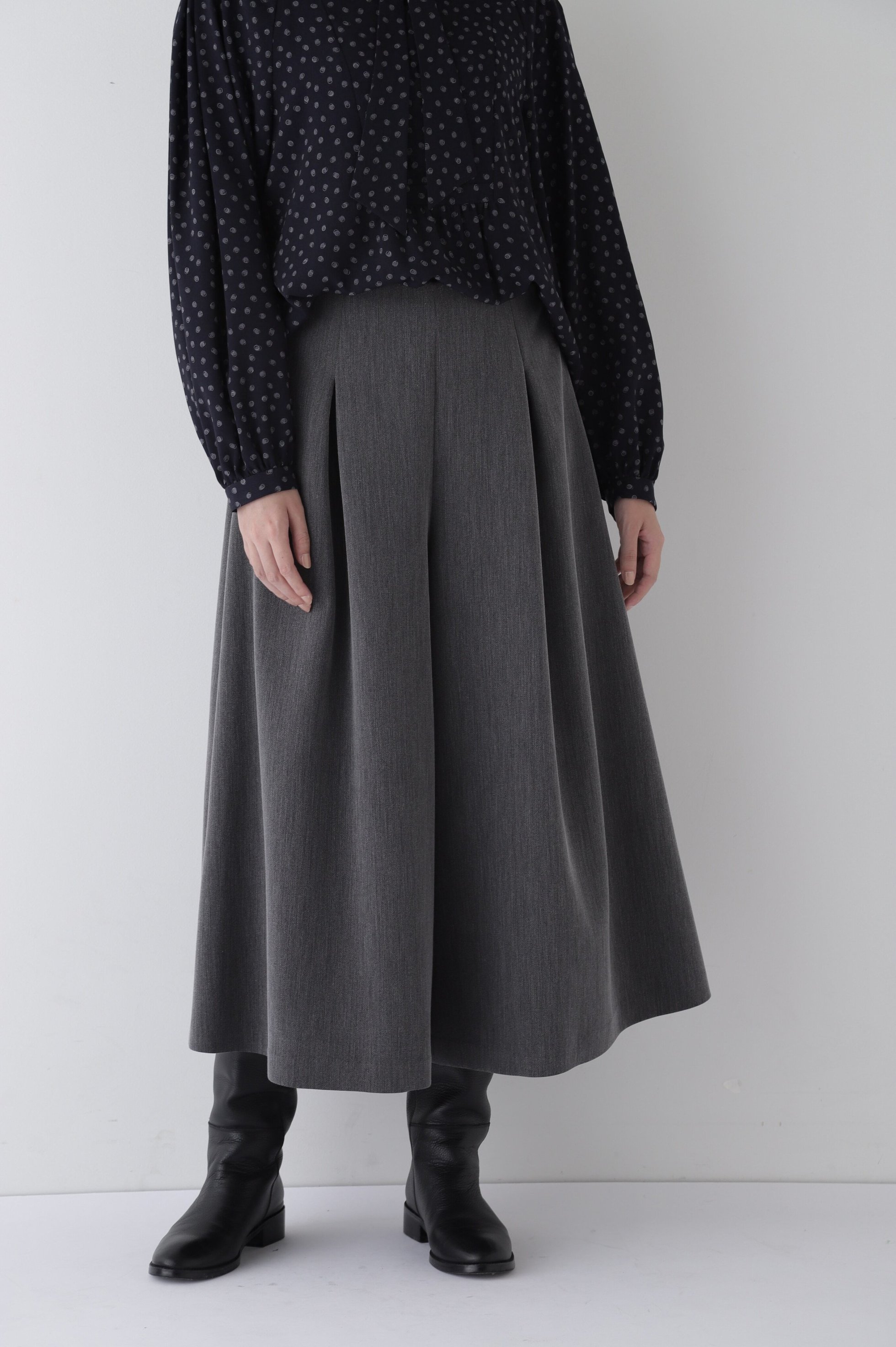 【ヒューマンウーマン/HUMAN WOMAN】のタックフレアーシルエットスカーチョ インテリア・キッズ・メンズ・レディースファッション・服の通販 founy(ファニー) 　ファッション　Fashion　レディースファッション　Ladies' Fashion Online　おすすめ　Recommend　シンプル　Simple　スカーチョ　Scarcio　スタンダード　Standard　ストレッチ　Stretch　ベーシック　Basic　エレガント 上品　Elegant　チャコール1|ID: prp329100004598791 ipo3291000000032689303