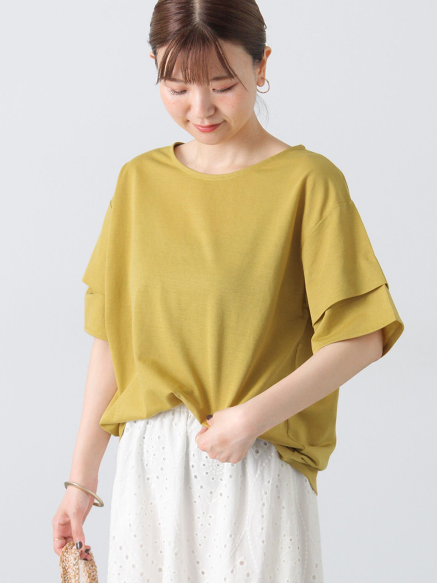 【テチチ/Te chichi】のプレーティング袖タックTシャツ インテリア・キッズ・メンズ・レディースファッション・服の通販 founy(ファニー) 　ファッション　Fashion　レディースファッション　Fashion for Women　トップス・カットソー　Cut & Sew Tops　シャツ・ブラウス・オフィスカジュアル　Elegant Blouses & Button-Ups　ロングTシャツ・Tシャツ　Longline T-Shirts & Tees　おすすめ　Recommended / Our Picks　シンプル　Simple, Minimal　ラウンド　Round, Round Neck　エレガント 上品　Elegant　定番　Standard, Basic Item　無地　Plain, Solid Color　イエロー|ID: prp329100004598811 ipo3291000000033623483