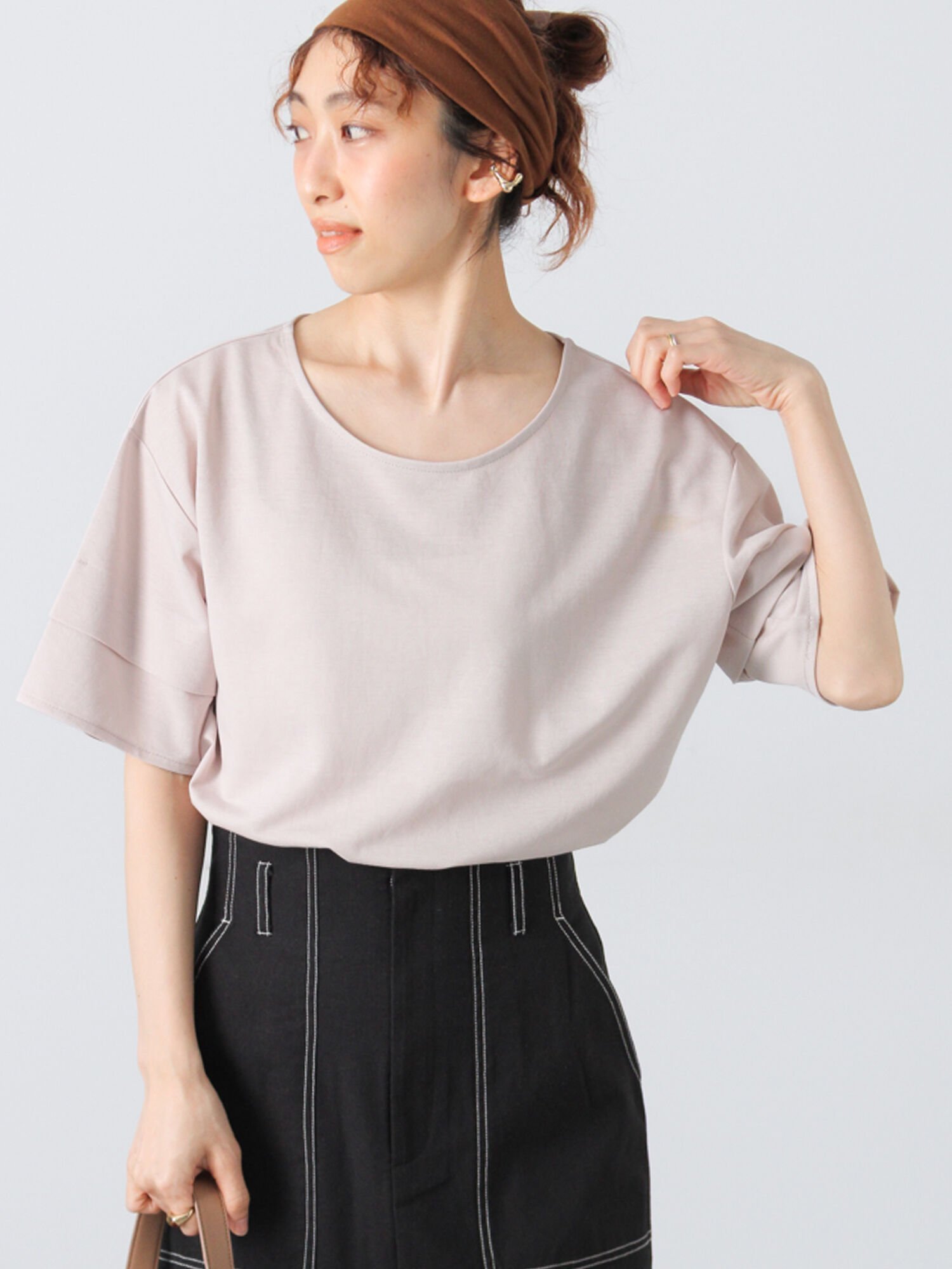【テチチ/Te chichi】のプレーティング袖タックTシャツ インテリア・キッズ・メンズ・レディースファッション・服の通販 founy(ファニー) 　ファッション　Fashion　レディースファッション　Fashion for Women　トップス・カットソー　Cut & Sew Tops　シャツ・ブラウス・オフィスカジュアル　Elegant Blouses & Button-Ups　ロングTシャツ・Tシャツ　Longline T-Shirts & Tees　おすすめ　Recommended / Our Picks　シンプル　Simple, Minimal　ラウンド　Round, Round Neck　エレガント 上品　Elegant　定番　Standard, Basic Item　無地　Plain, Solid Color　ベージュ|ID: prp329100004598811 ipo3291000000033623489