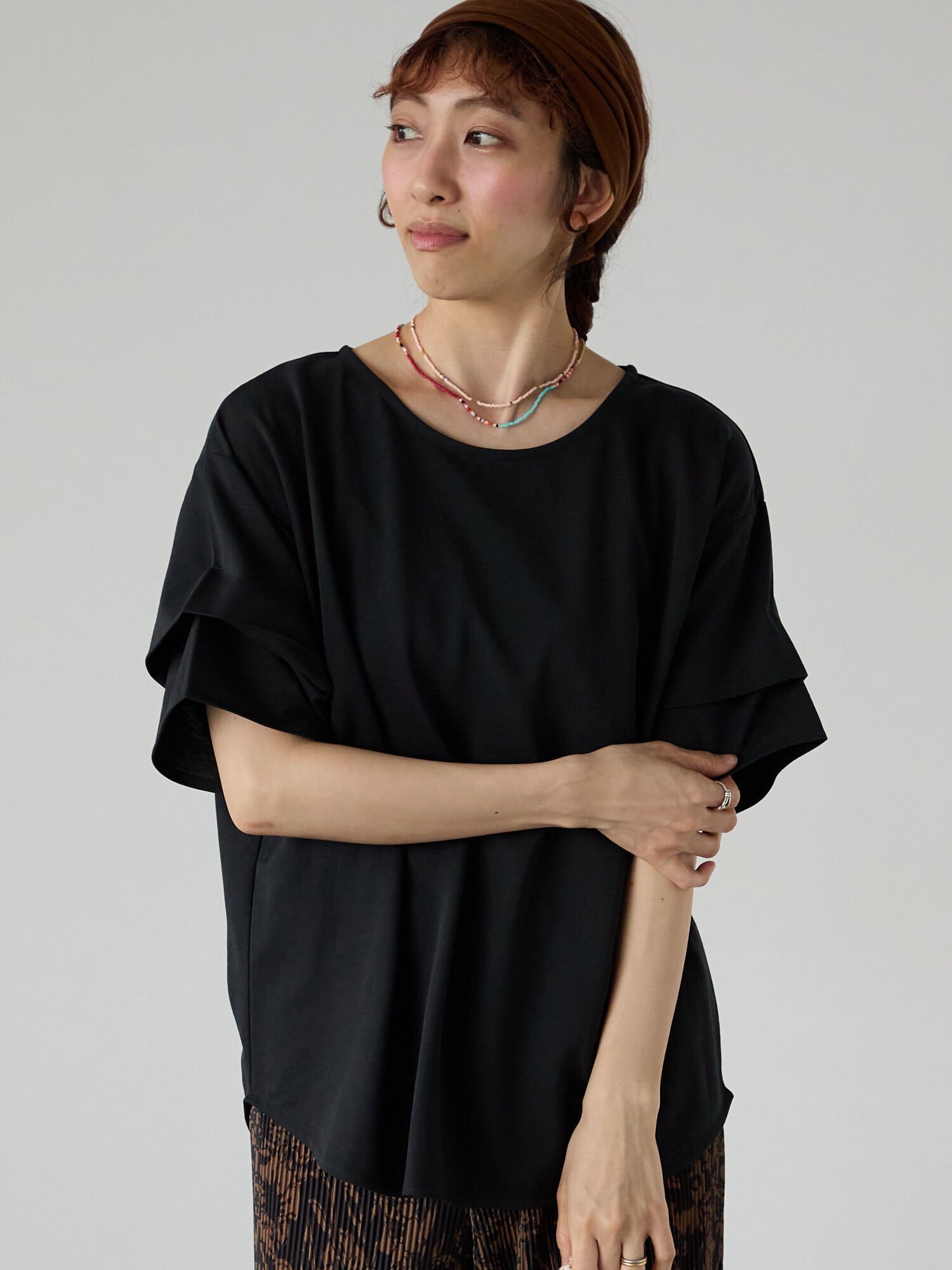 【テチチ/Te chichi】のプレーティング袖タックTシャツ インテリア・キッズ・メンズ・レディースファッション・服の通販 founy(ファニー) 　ファッション　Fashion　レディースファッション　Fashion for Women　トップス・カットソー　Cut & Sew Tops　シャツ・ブラウス・オフィスカジュアル　Elegant Blouses & Button-Ups　ロングTシャツ・Tシャツ　Longline T-Shirts & Tees　おすすめ　Recommended / Our Picks　シンプル　Simple, Minimal　ラウンド　Round, Round Neck　エレガント 上品　Elegant　定番　Standard, Basic Item　無地　Plain, Solid Color　ブラック|ID: prp329100004598811 ipo3291000000033623490