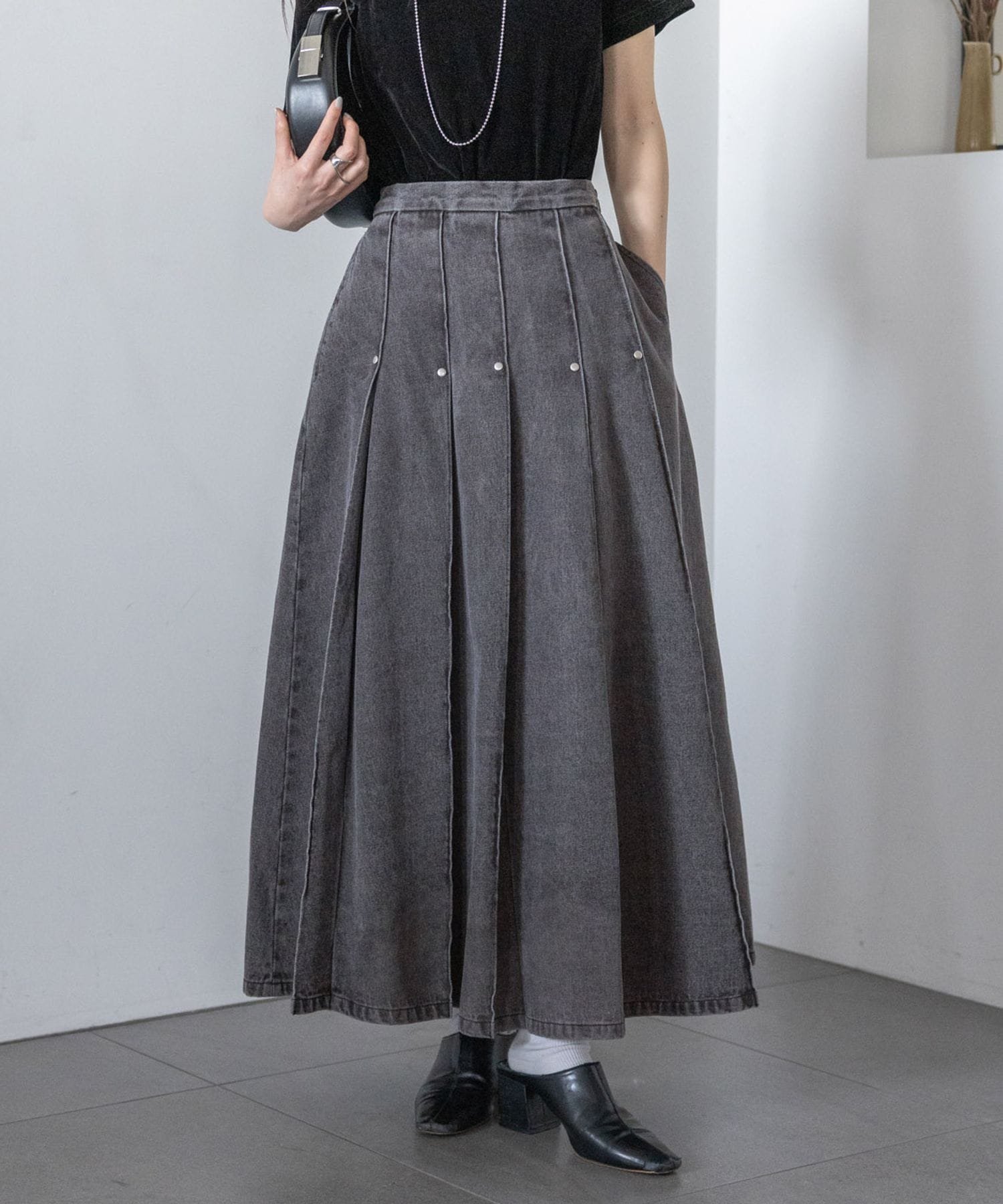【レイジブルー/RAGEBLUE】のスタッズデザイン/プリーツデニムスカート 人気、トレンドファッション・服の通販 founy(ファニー) 　ファッション　Fashion　レディースファッション　Fashion for Women　スカート　Skirts　デニムスカート・カジュアルスカート　Denim Skirts　おすすめ　Recommended / Our Picks　コンパクト　Compact, Small Size　シアー　Sheer, See-Through　スタッズ　Studs, Metal Accents　デニム　Denim, Jeans Material　プリント　Print, Printed Pattern　プリーツ　Pleats, Pleated　ベロア　Velour, Soft Velvet　ベーシック　Basic, Essential　定番　Standard, Basic Item　 other-1|ID: prp329100004598825 ipo3291000000032689671