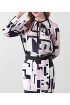 【ピンキーアンドダイアン/Pinky&Dianne】のサークルジオメトリックプリントブラウス 人気、トレンドファッション・服の通販 founy(ファニー) ファッション Fashion レディースファッション Ladies' Fashion Online トップス・カットソー Tops/Tshirt シャツ/ブラウス Shirts/Blouses カフス Cuffs ギャザー Gather スタンダード Standard スタンド Stand ストレッチ Stretch ツイル Twill リボン Ribbon エレガント 上品 Elegant thumbnail ピンク|ID: prp329100004599035 ipo3291000000032691582