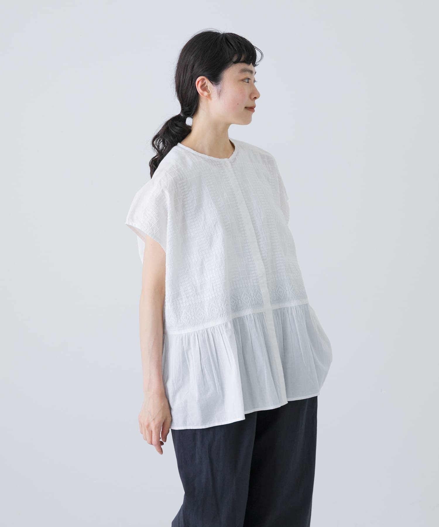 【かぐれ/kagure / URBAN RESEARCH】のフロント刺繍フレンチブラウス 人気、トレンドファッション・服の通販 founy(ファニー) 　ファッション　Fashion　レディースファッション　Fashion for Women　トップス・カットソー　Cut & Sew Tops　シャツ・ブラウス・オフィスカジュアル　Elegant Blouses & Button-Ups　2025年　2025　2025春夏・S/S　Spring/Summer 2025 SS25　インナー　Innerwear　ギャザー　Gathered, Ruffled　コンパクト　Compact, Small Size　シンプル　Simple, Minimal　スリーブ　Sleeve, Long Sleeve / Short Sleeve　フレンチ　French, French Style　フロント　Front, Front Design　ボトム　Bottoms, Lower Wear　エレガント 上品　Elegant　夏　Summer　S/S・春夏　SS, Spring/Summer, Warm Season　 other-1|ID: prp329100004599127 ipo3291000000032692314