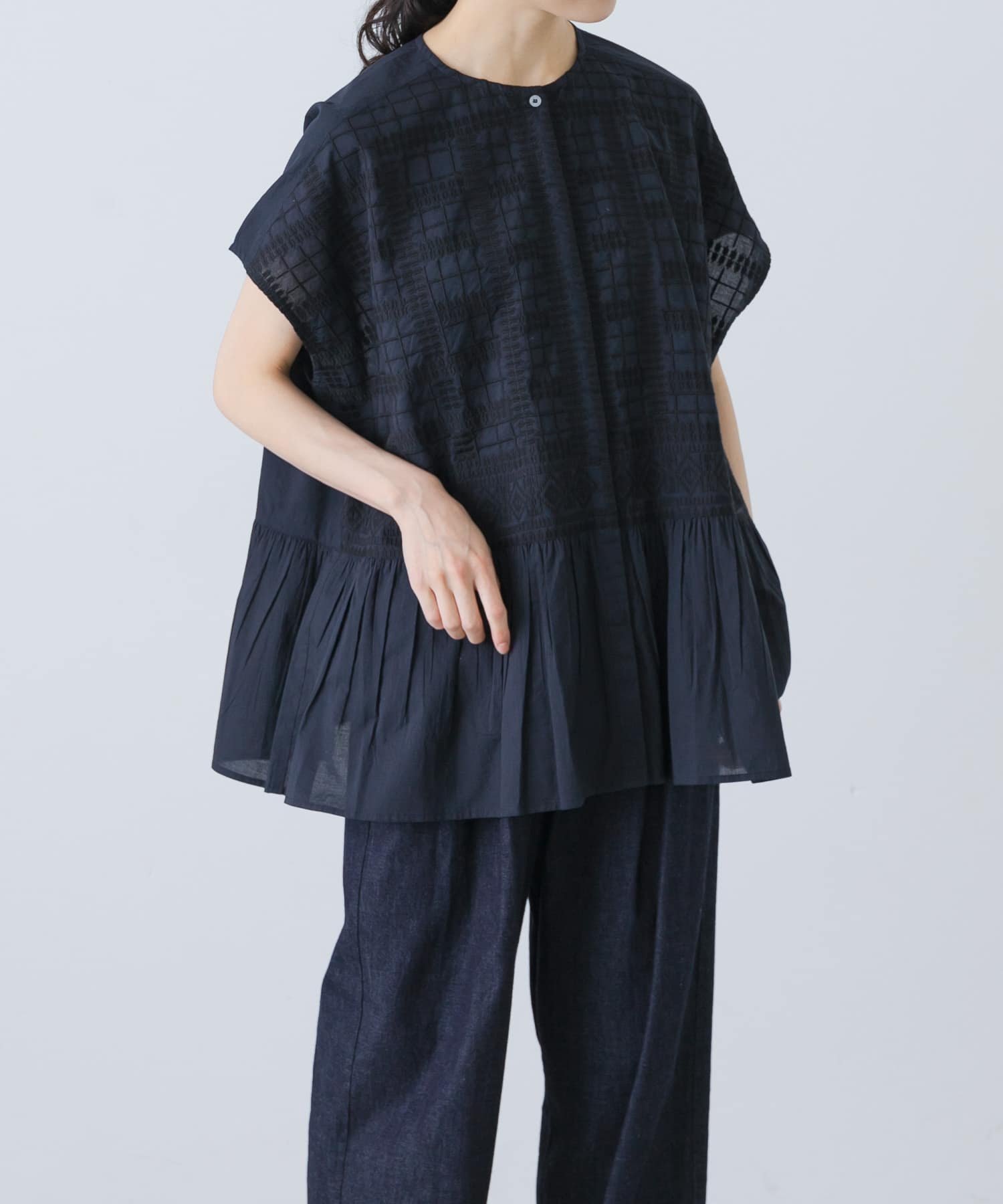 【かぐれ/kagure / URBAN RESEARCH】のフロント刺繍フレンチブラウス インテリア・キッズ・メンズ・レディースファッション・服の通販 founy(ファニー) 　ファッション　Fashion　レディースファッション　Fashion for Women　トップス・カットソー　Cut & Sew Tops　シャツ・ブラウス・オフィスカジュアル　Elegant Blouses & Button-Ups　2025年　2025　2025春夏・S/S　Spring/Summer 2025 SS25　インナー　Innerwear　ギャザー　Gathered, Ruffled　コンパクト　Compact, Small Size　シンプル　Simple, Minimal　スリーブ　Sleeve, Long Sleeve / Short Sleeve　フレンチ　French, French Style　フロント　Front, Front Design　ボトム　Bottoms, Lower Wear　エレガント 上品　Elegant　夏　Summer　S/S・春夏　SS, Spring/Summer, Warm Season　NAVY|ID: prp329100004599127 ipo3291000000032692316