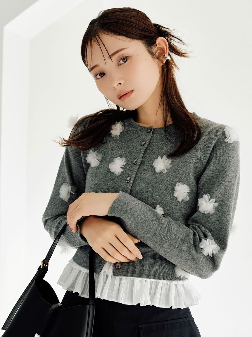 【スナイデル/SNIDEL】のフラワーモチーフカーディガン インテリア・キッズ・メンズ・レディースファッション・服の通販 founy(ファニー) 　ファッション　Fashion　レディースファッション　Fashion for Women　トップス・カットソー　Cut & Sew Tops　カーディガン・羽織り　Layered Style Cardigans　花柄・フラワープリント・モチーフ　Floral Prints & Motifs / Flower Pattern Tops　カーディガン　Cardigan, Knitwear　シアー　Sheer, See-Through　チュール　Tulip, Tulip Motif　ドット　Polka Dot, Dot Pattern　バランス　Balance, Style Balance　フィット　Fit, Slim Fit　フラワー　Flower, Floral　ボトム　Bottoms, Lower Wear　モチーフ　Motif, Design Theme　今季　This Season, Current Season　切替　Switching, Contrast Panel　GRY[006]|ID: prp329100004599721 ipo3291000000033460728