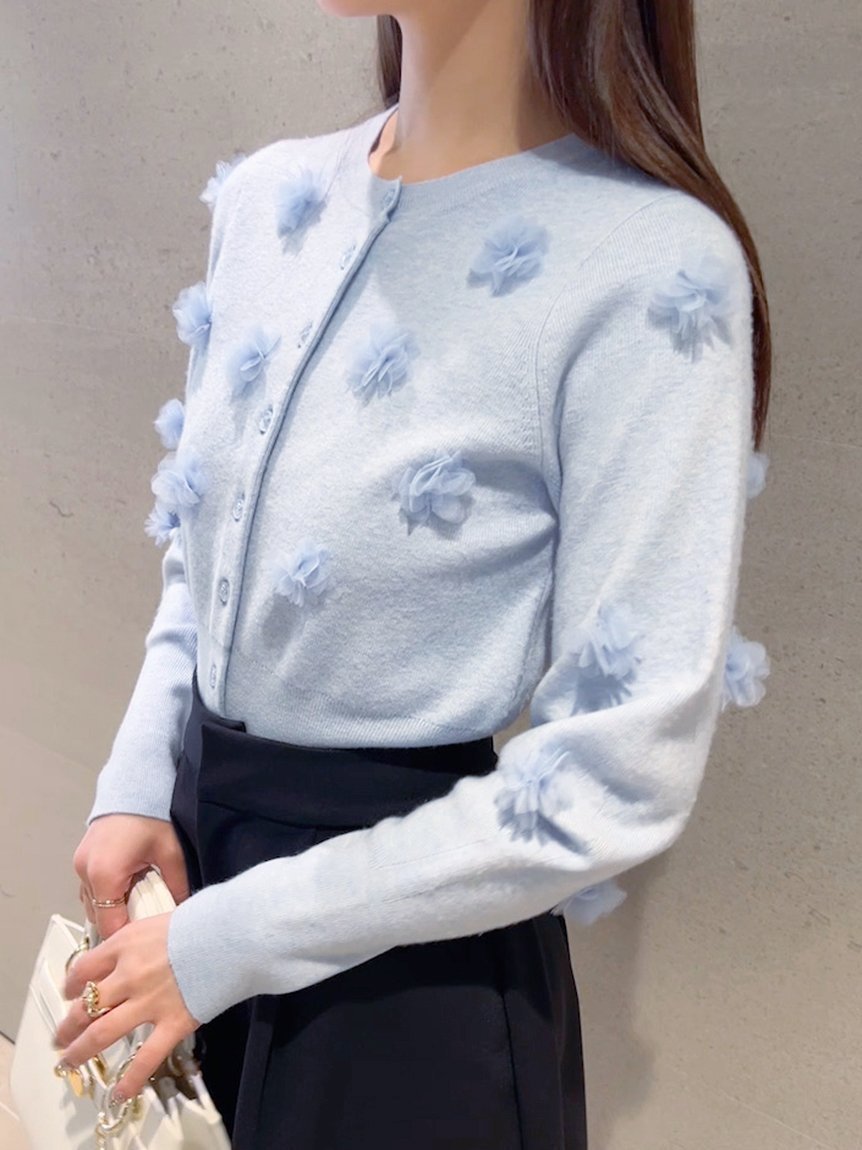 【スナイデル/SNIDEL】のフラワーモチーフカーディガン インテリア・キッズ・メンズ・レディースファッション・服の通販 founy(ファニー) 　ファッション　Fashion　レディースファッション　Fashion for Women　トップス・カットソー　Cut & Sew Tops　カーディガン・羽織り　Layered Style Cardigans　花柄・フラワープリント・モチーフ　Floral Prints & Motifs / Flower Pattern Tops　カーディガン　Cardigan, Knitwear　シアー　Sheer, See-Through　チュール　Tulip, Tulip Motif　ドット　Polka Dot, Dot Pattern　バランス　Balance, Style Balance　フィット　Fit, Slim Fit　フラワー　Flower, Floral　ボトム　Bottoms, Lower Wear　モチーフ　Motif, Design Theme　今季　This Season, Current Season　切替　Switching, Contrast Panel　LBLU[081]|ID: prp329100004599721 ipo3291000000033460730