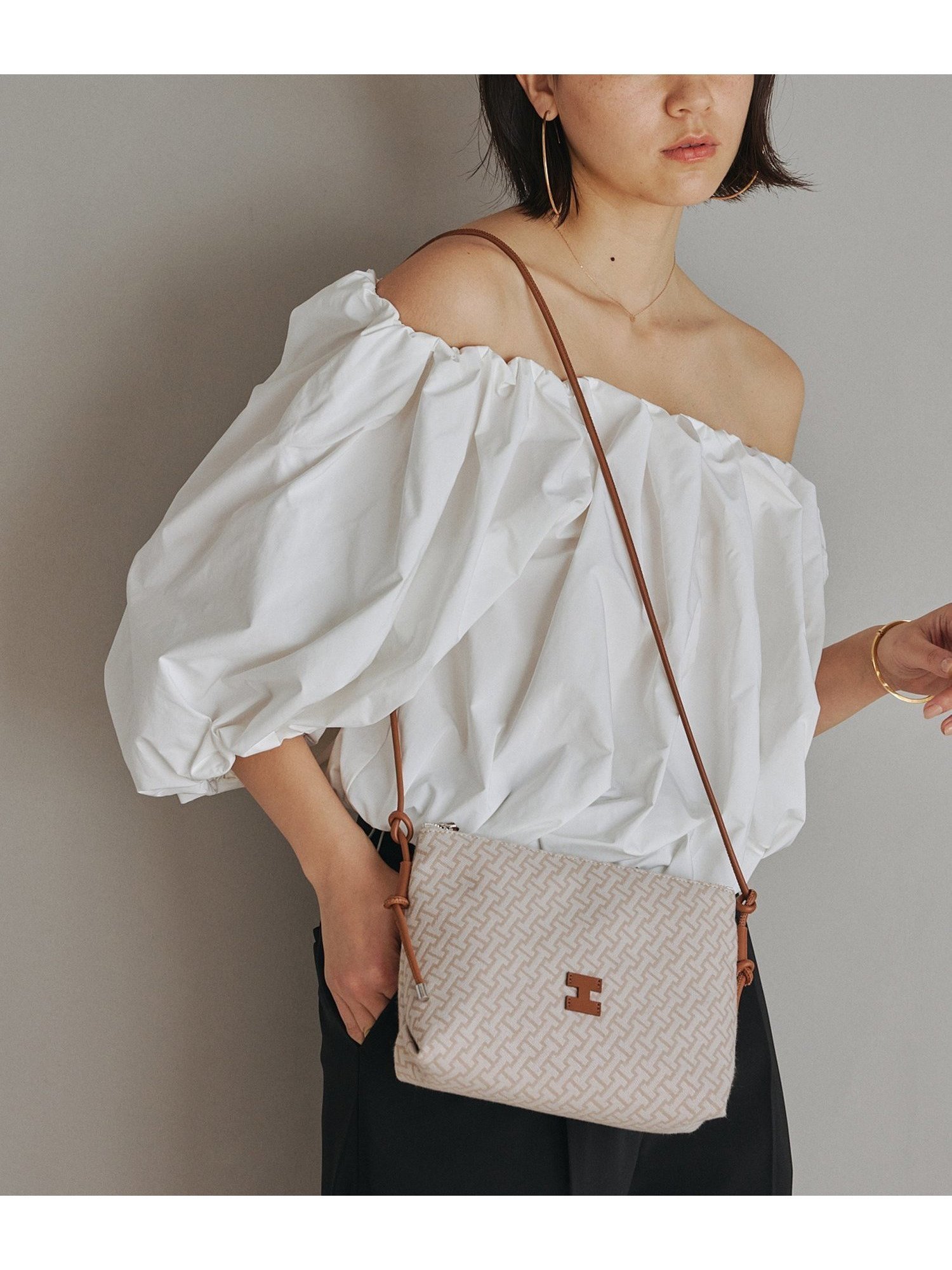 【イアクッチ/IACUCCI】のモノグランマ SD JACQUARD/RUGA インテリア・キッズ・メンズ・レディースファッション・服の通販 founy(ファニー) 　ファッション　Fashion　レディースファッション　Ladies' Fashion Online　クラシカル　Classical　グラフィック　Graphic　コンパクト　Compact　ショルダー　Shoulder　ジャカード　Jacquard　バランス　Balance　パッチ　Patch　ベスト　Vest　ポーチ　Pouch　モダン　Modern　ラップ　Wrap　おすすめ　Recommend　旅行　Travel　ギフト プレゼント　Gift Present　キャメル|ID: prp329100004599782 ipo3291000000032698365