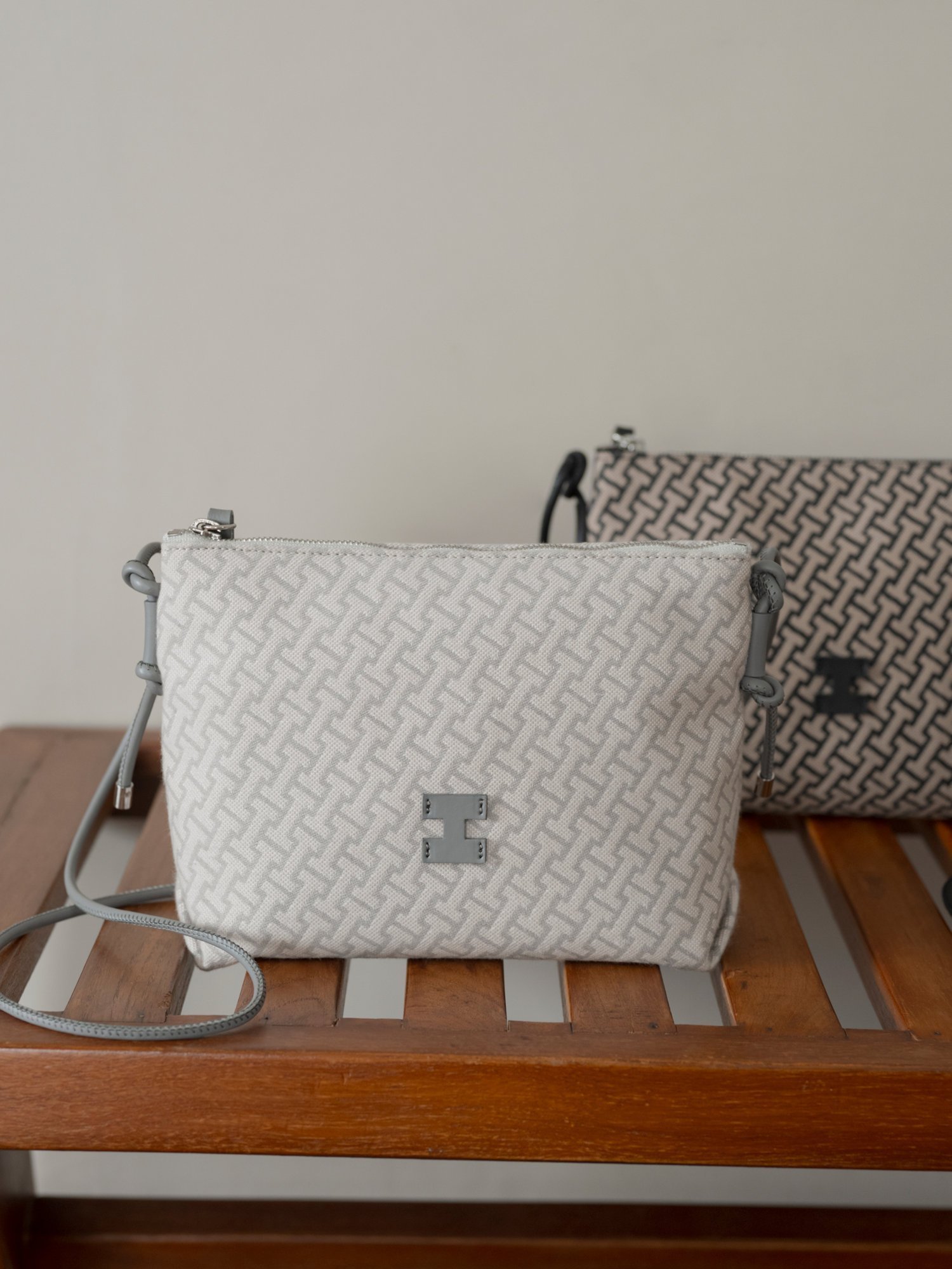【イアクッチ/IACUCCI】のモノグランマ SD JACQUARD/RUGA インテリア・キッズ・メンズ・レディースファッション・服の通販 founy(ファニー) 　ファッション　Fashion　レディースファッション　Ladies' Fashion Online　クラシカル　Classical　グラフィック　Graphic　コンパクト　Compact　ショルダー　Shoulder　ジャカード　Jacquard　バランス　Balance　パッチ　Patch　ベスト　Vest　ポーチ　Pouch　モダン　Modern　ラップ　Wrap　おすすめ　Recommend　旅行　Travel　ギフト プレゼント　Gift Present　ライトグレー|ID: prp329100004599782 ipo3291000000032698368