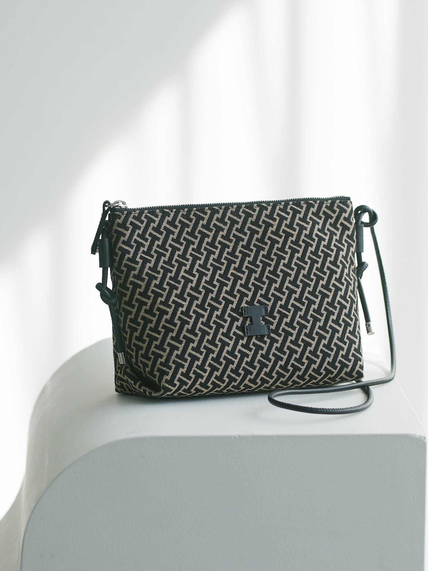 【イアクッチ/IACUCCI】のモノグランマ SD JACQUARD/RUGA インテリア・キッズ・メンズ・レディースファッション・服の通販 founy(ファニー) 　ファッション　Fashion　レディースファッション　Ladies' Fashion Online　クラシカル　Classical　グラフィック　Graphic　コンパクト　Compact　ショルダー　Shoulder　ジャカード　Jacquard　バランス　Balance　パッチ　Patch　ベスト　Vest　ポーチ　Pouch　モダン　Modern　ラップ　Wrap　おすすめ　Recommend　旅行　Travel　ギフト プレゼント　Gift Present　ブラックその他2|ID: prp329100004599782 ipo3291000000032698370